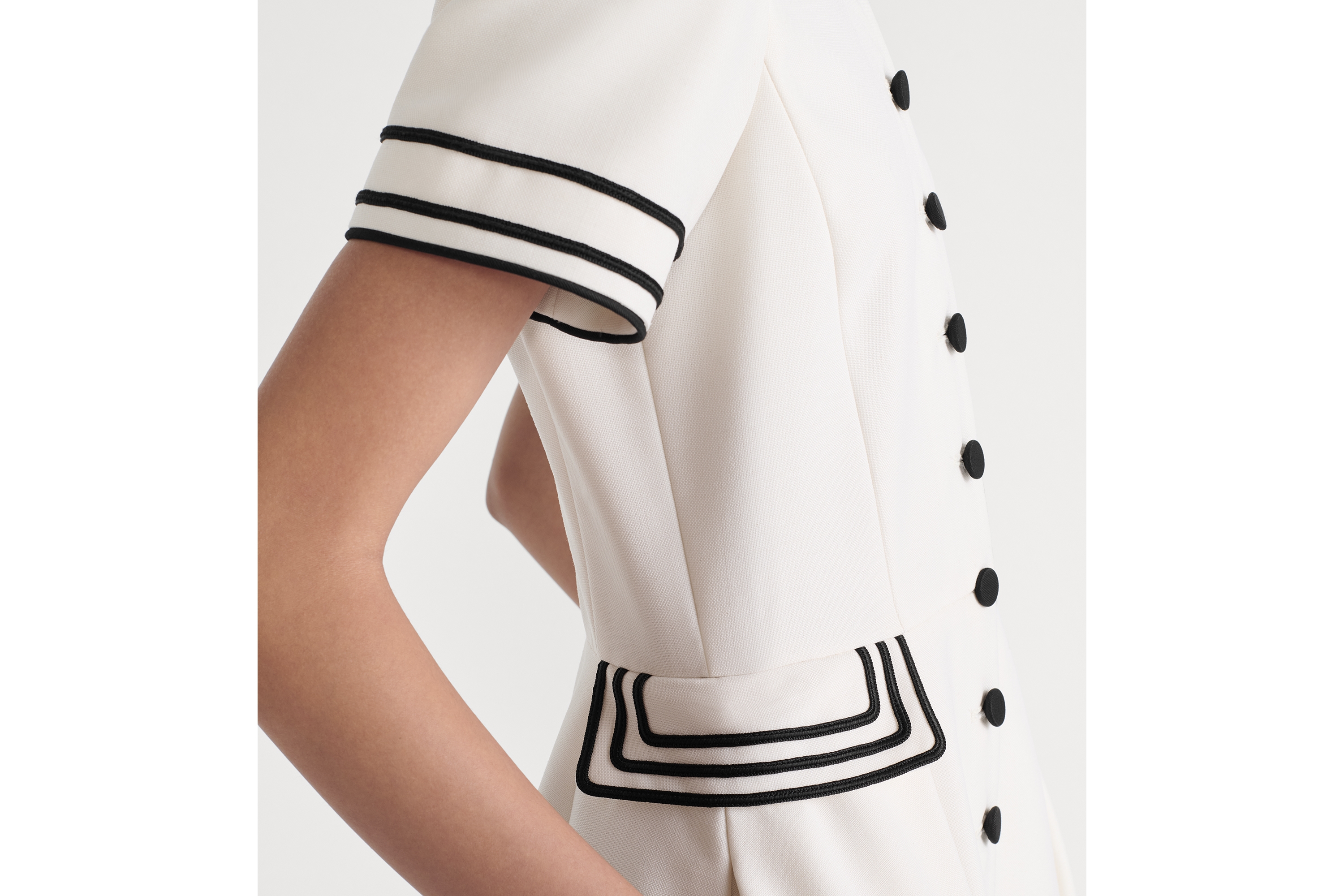 look_image_alt_prefix 中长款衬衫式连衣裙 米白色绵羊毛和马海毛混纺面料搭配腰带 E13