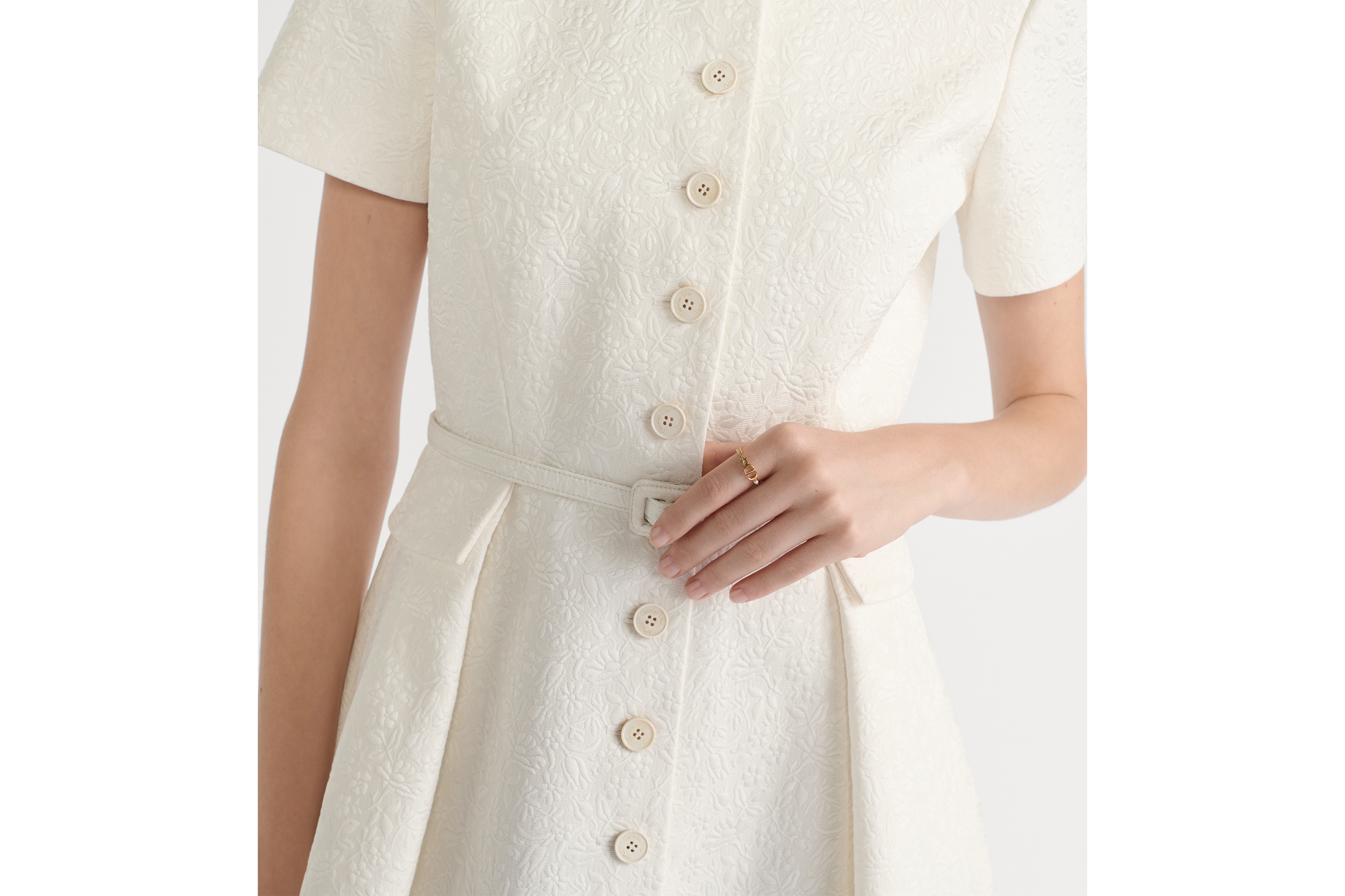 look_image_alt_prefix 中长款衬衫式连衣裙 米白色棉质和桑蚕丝混纺面料普罗旺斯风格绗缝 Millefiori 图案搭配腰带 E13