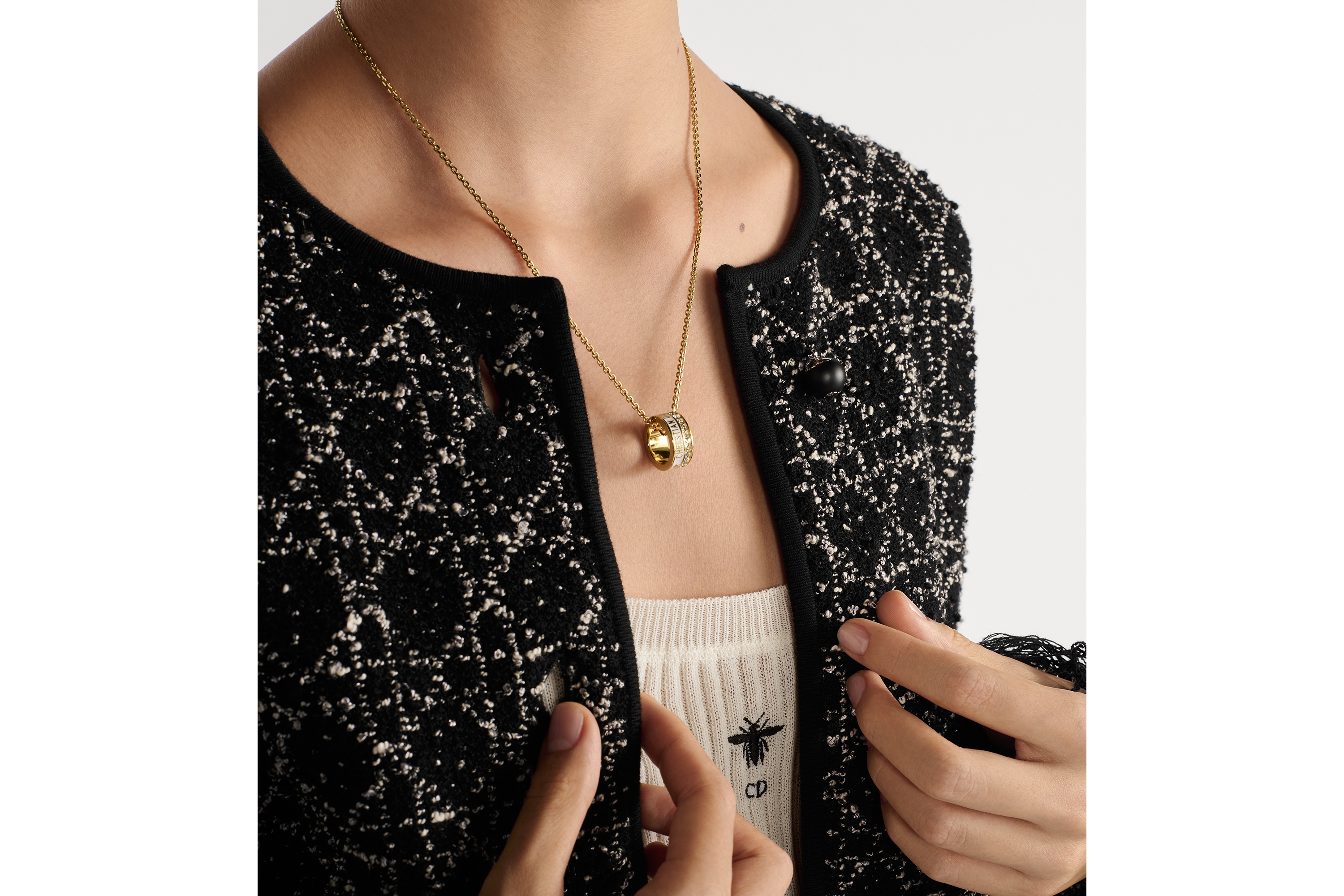 Dior Night Code 项链 金色饰面金属、闪亮晶体和白色涂漆装饰 E12