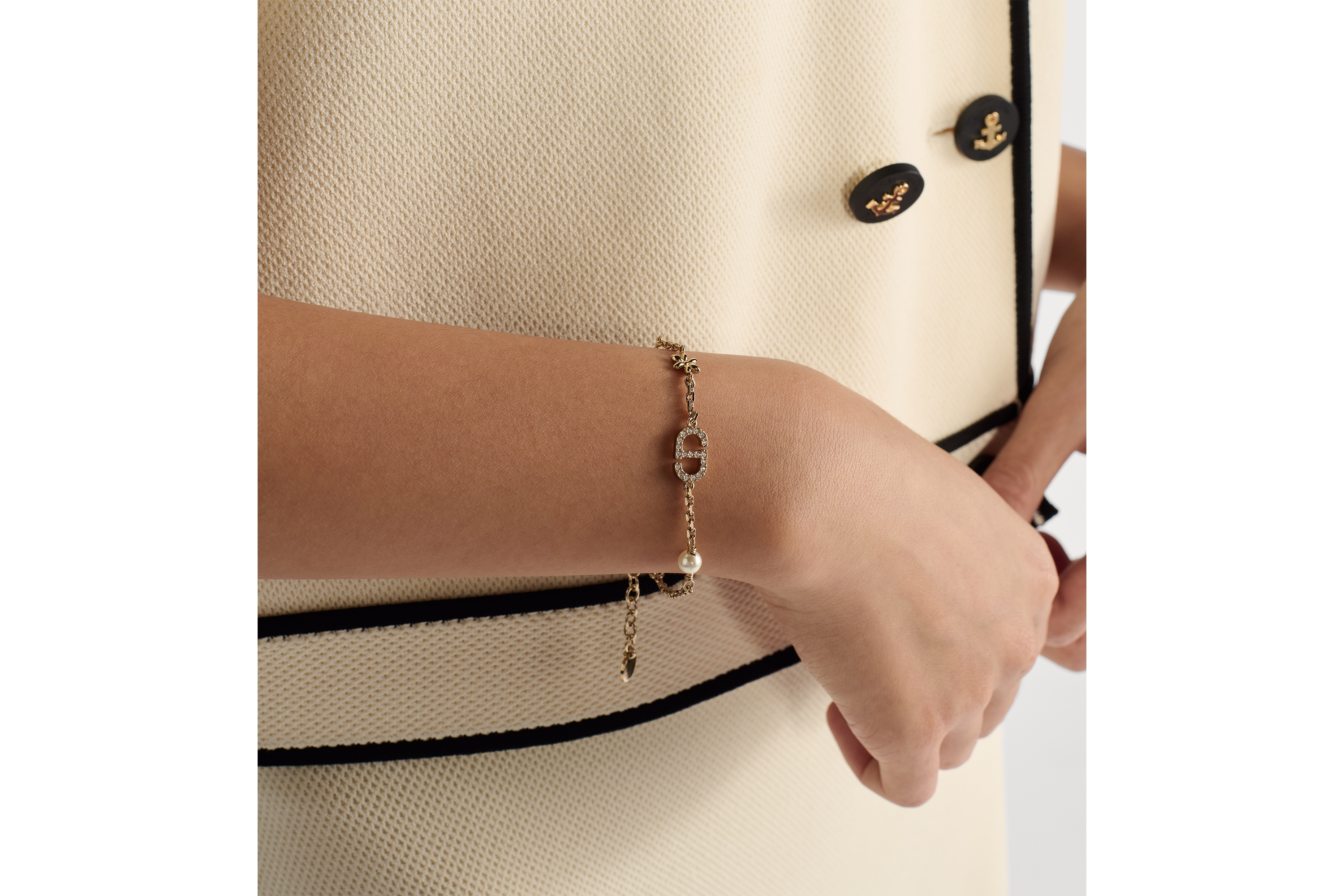 Petit CD Daisy 手链 浅金色饰面金属、白色树脂珠饰和银色调晶体装饰 E11