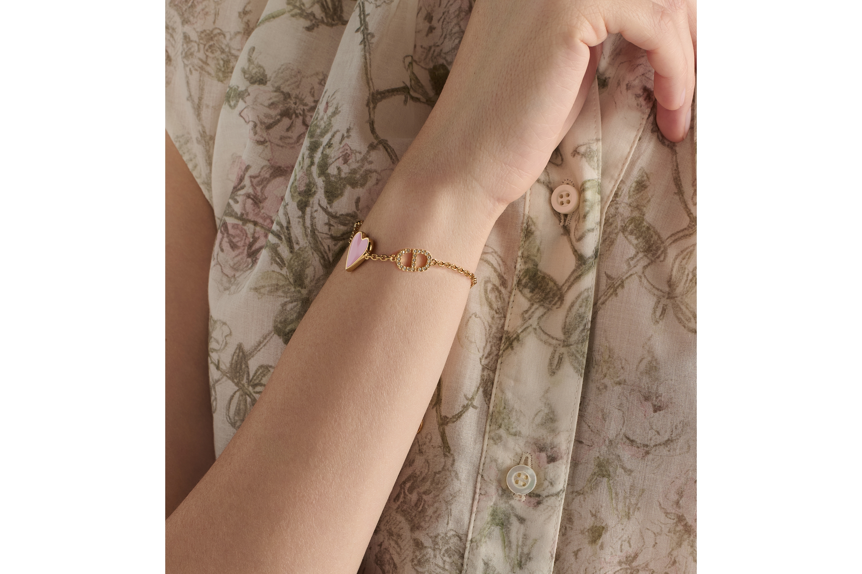 Dioramour 手链 金色饰面金属、白色树脂珠饰、银色调晶体和马卡龙粉色涂漆装饰 E11