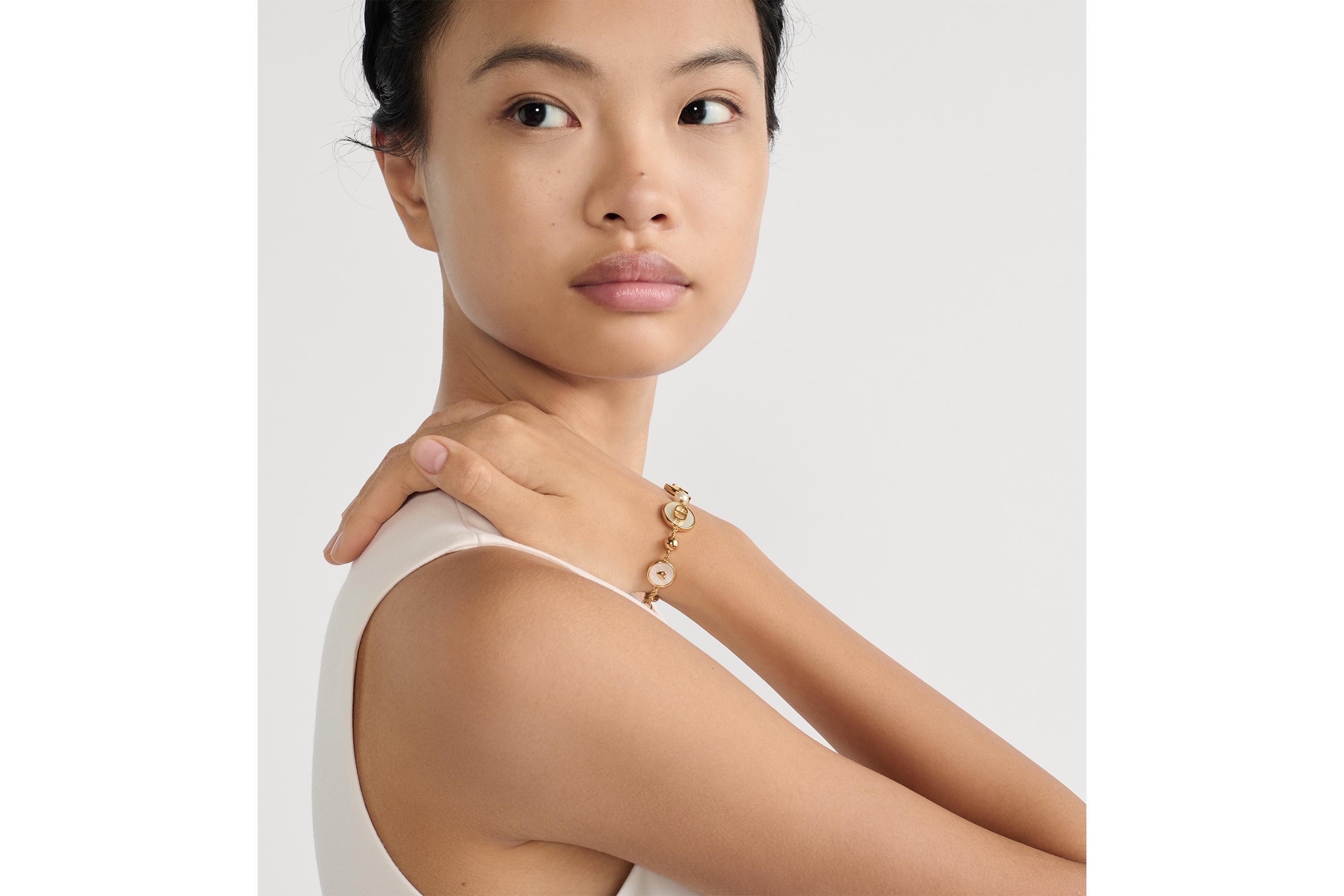 D-Luck 手链 金色饰面金属、白色树脂珠饰和白色珍珠母贝 E08