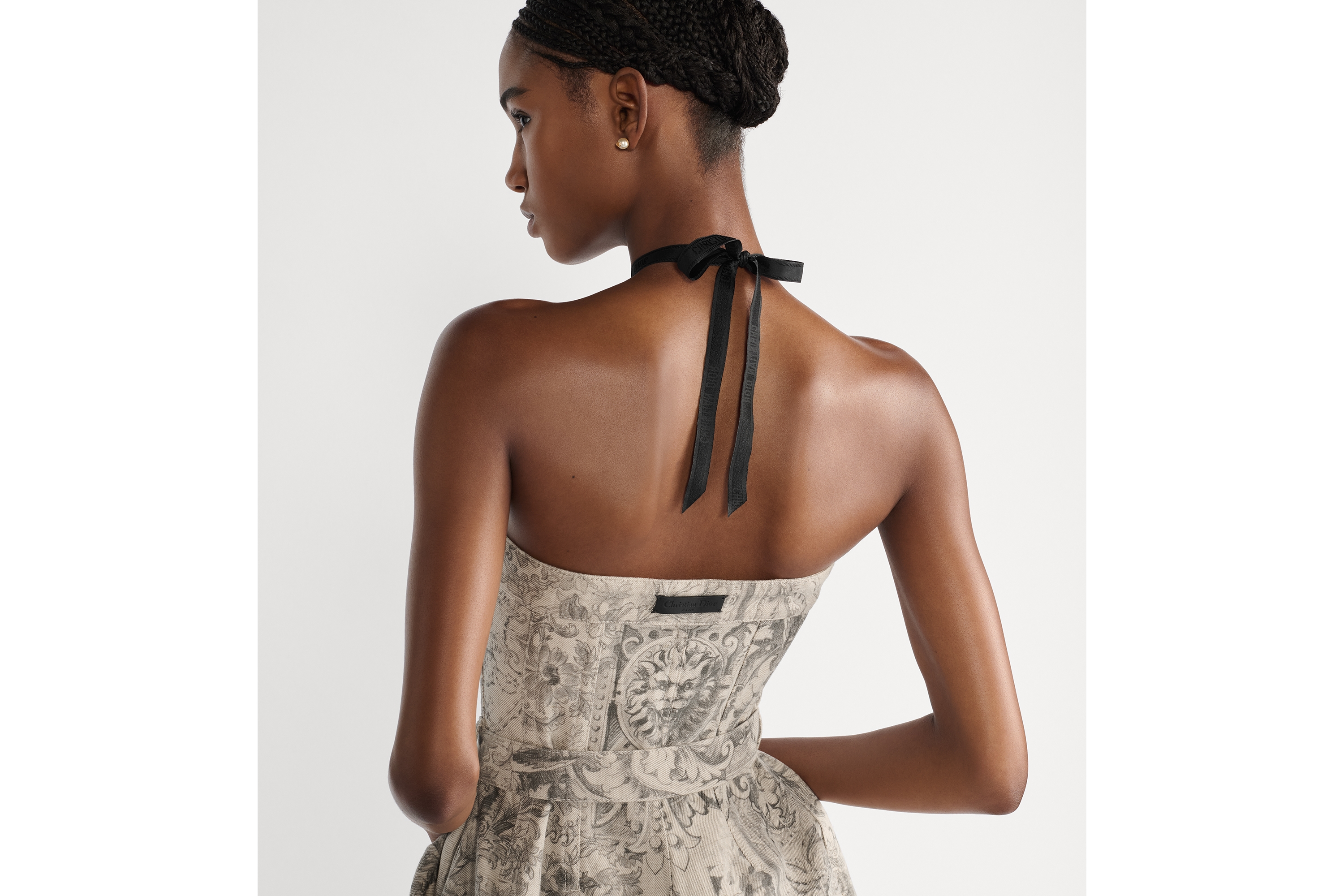 look_image_alt_prefix 中长款紧身胸衣连衣裙 米色棉质和亚麻混纺牛仔面料 Dior Barocco 图案搭配腰带 E06