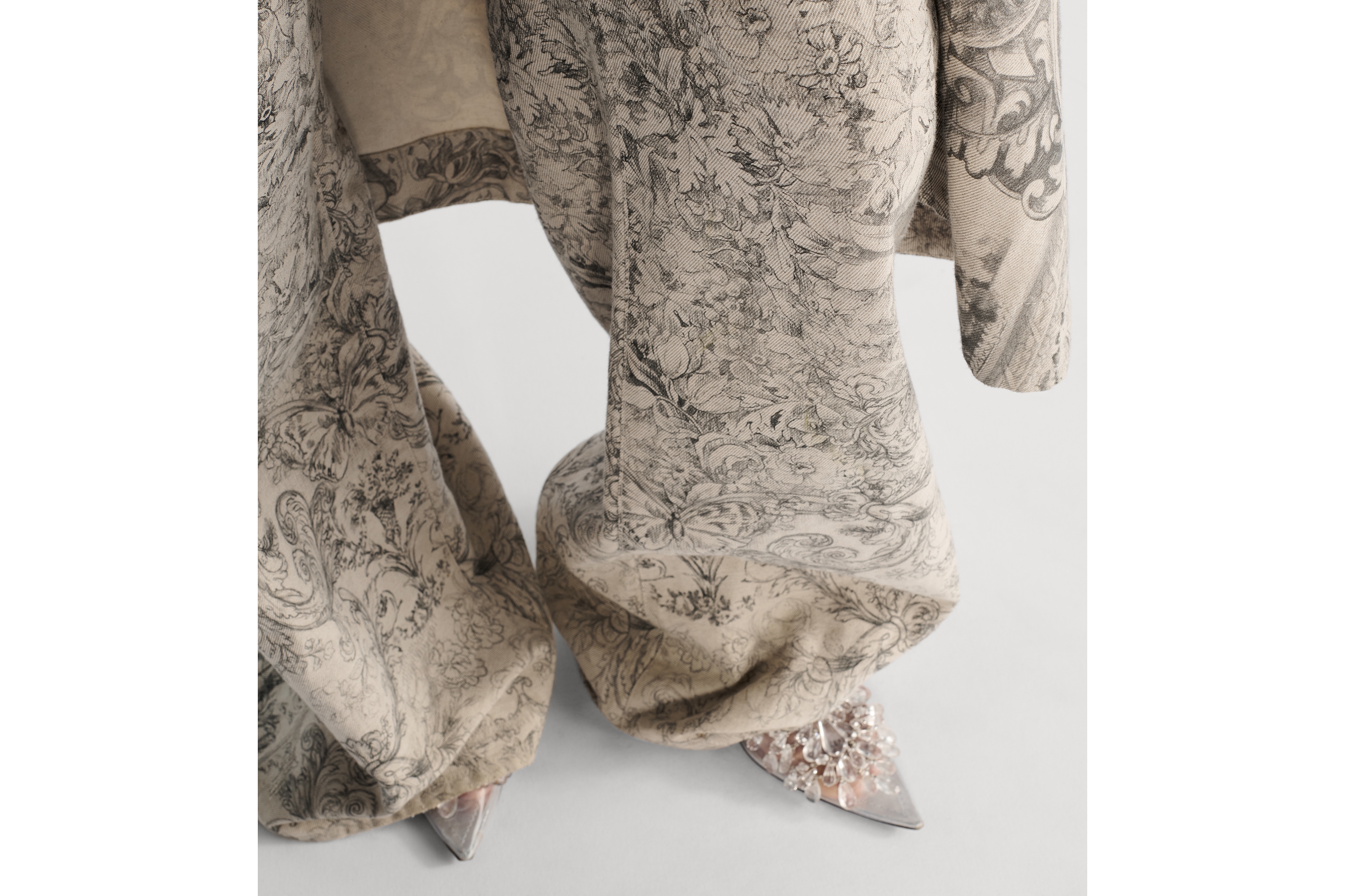 look_image_alt_prefix 喇叭形牛仔裤 米色棉质和亚麻混纺牛仔布 Dior Barocco 图案 E15