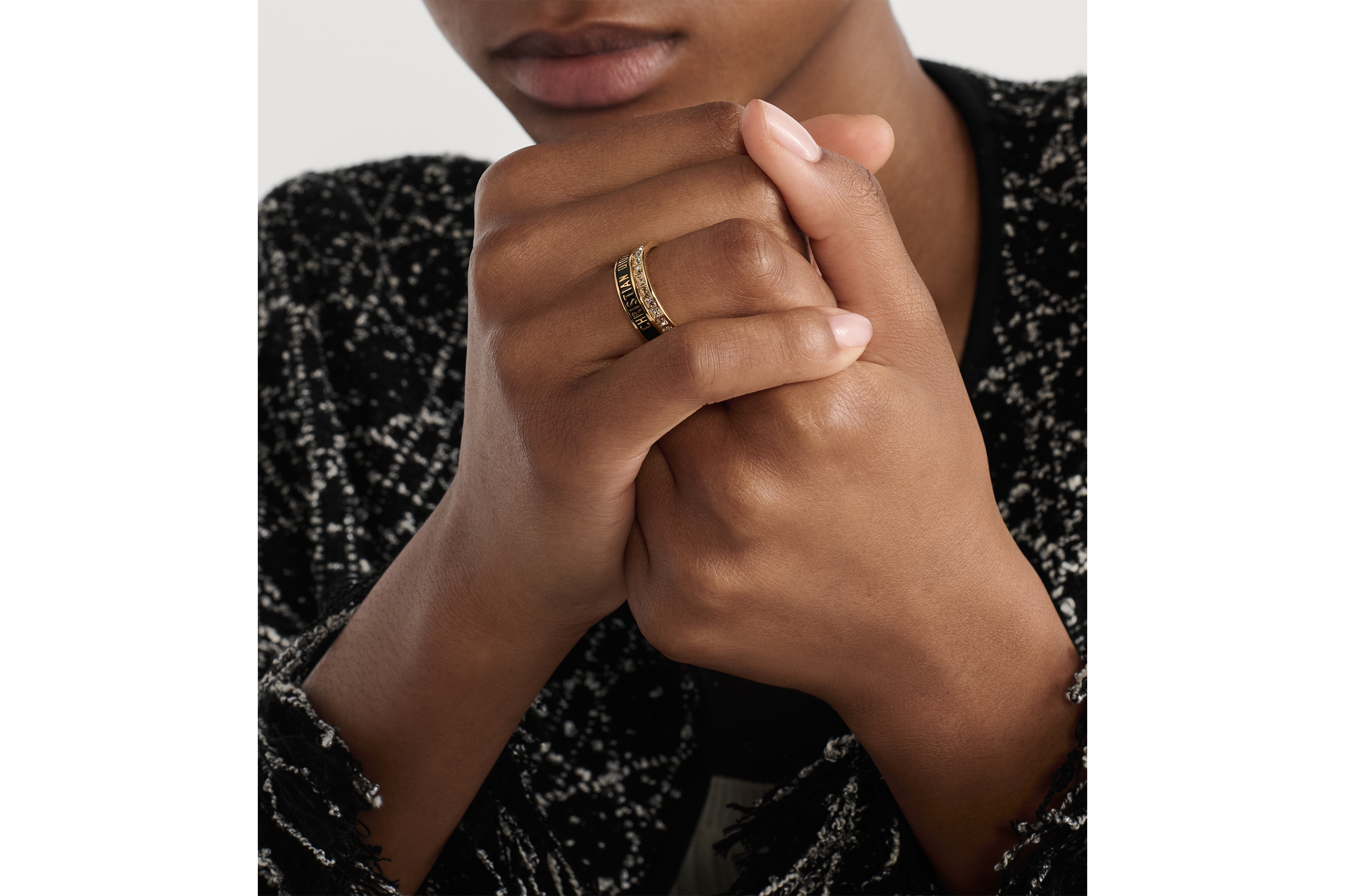 Dior Night Code 戒指 金色饰面金属、闪亮晶体和黑色涂漆装饰 E10