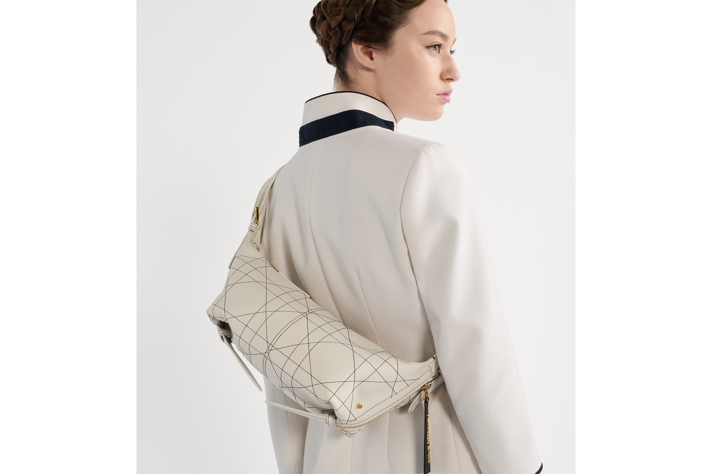 look_image_alt_prefix 小号 D-Journey 手袋 白色牛皮革扁平超大藤格纹搭配对比鲜明的黑色缉面线 E06