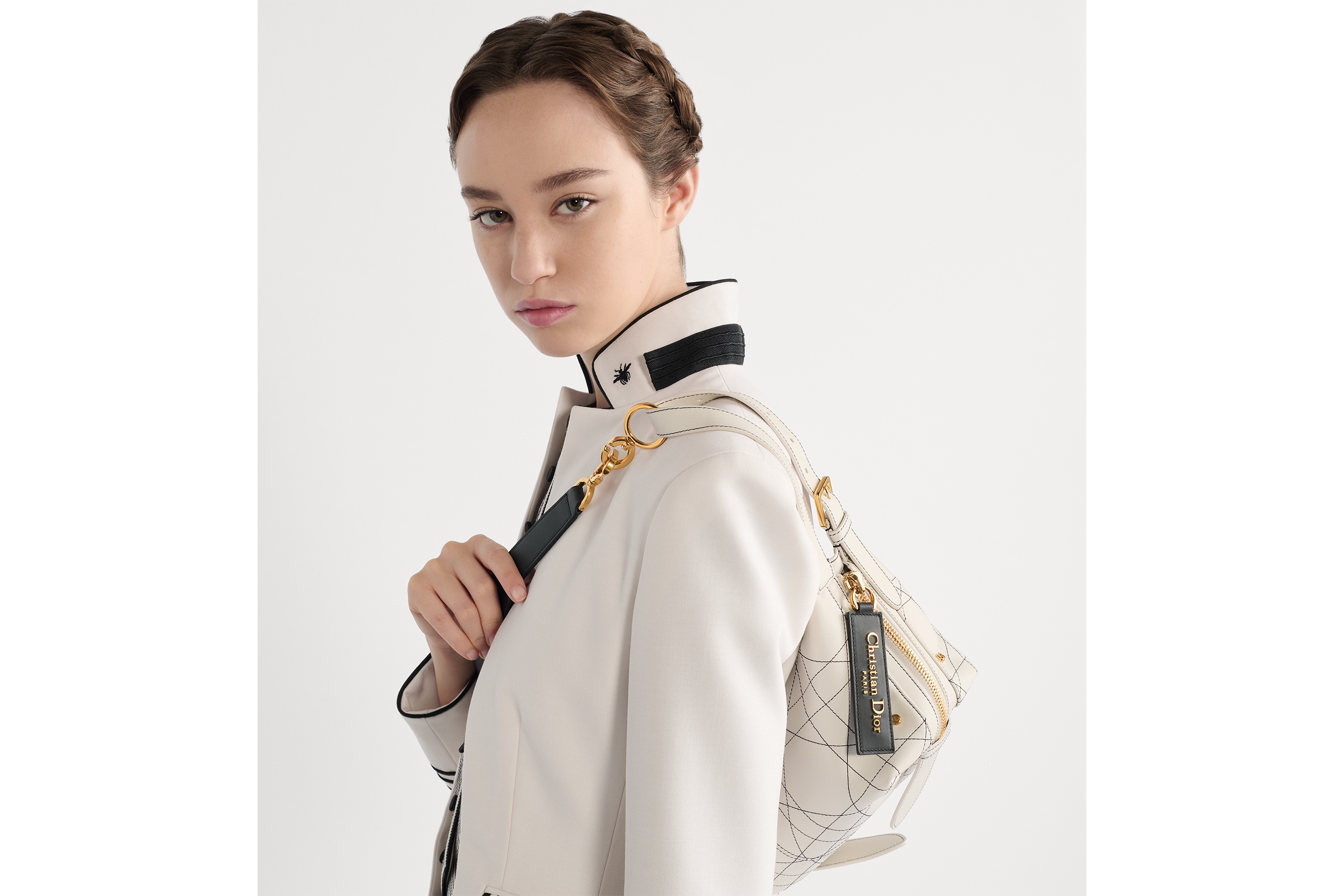 look_image_alt_prefix 小号 D-Journey 手袋 白色牛皮革扁平超大藤格纹搭配对比鲜明的黑色缉面线 E10