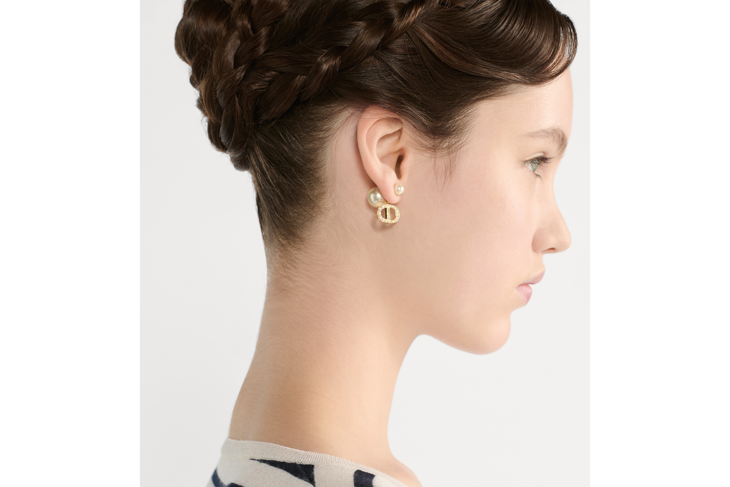 Dior Tribales 耳环 金色饰面金属、白色树脂珠饰和闪亮晶体装饰 E08