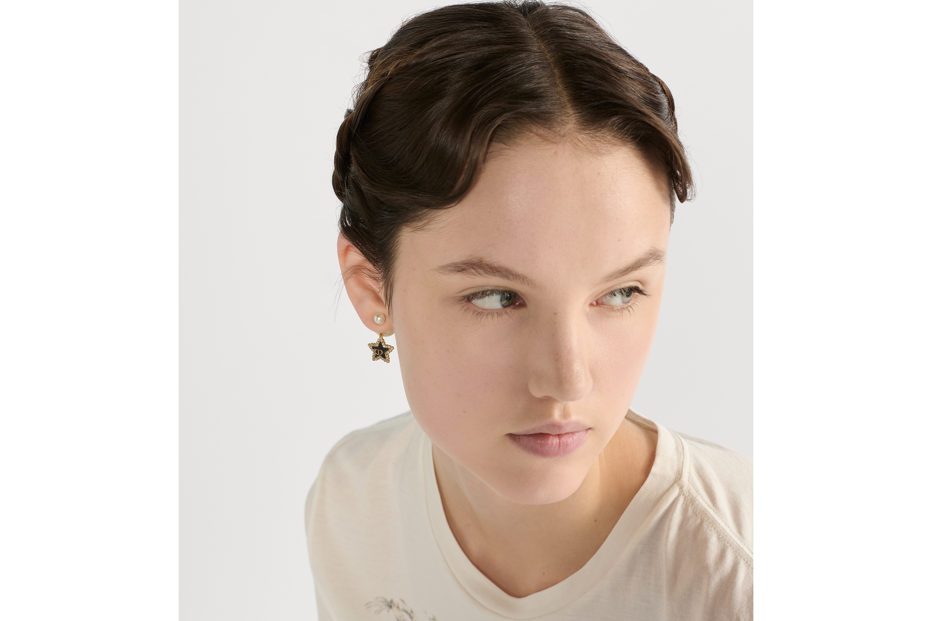 Dior Tribales 耳环 金色饰面金属、白色树脂珠饰、银色调晶体和深海蓝色玻璃装饰 E08