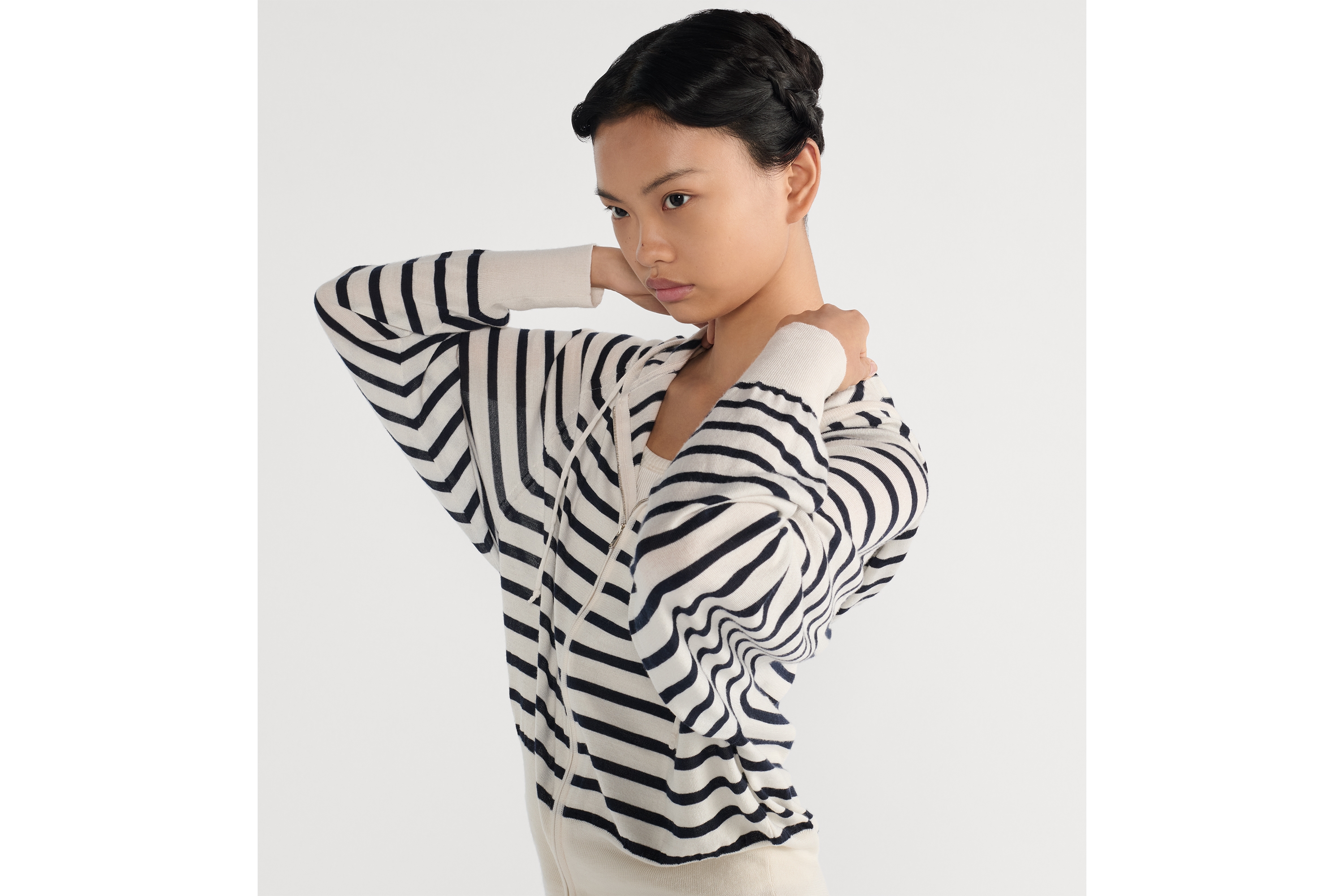 look_image_alt_prefix Dior Marinière 拉链连帽开衫 白色和海军蓝色山羊绒和桑蚕丝混纺针织面料 E05