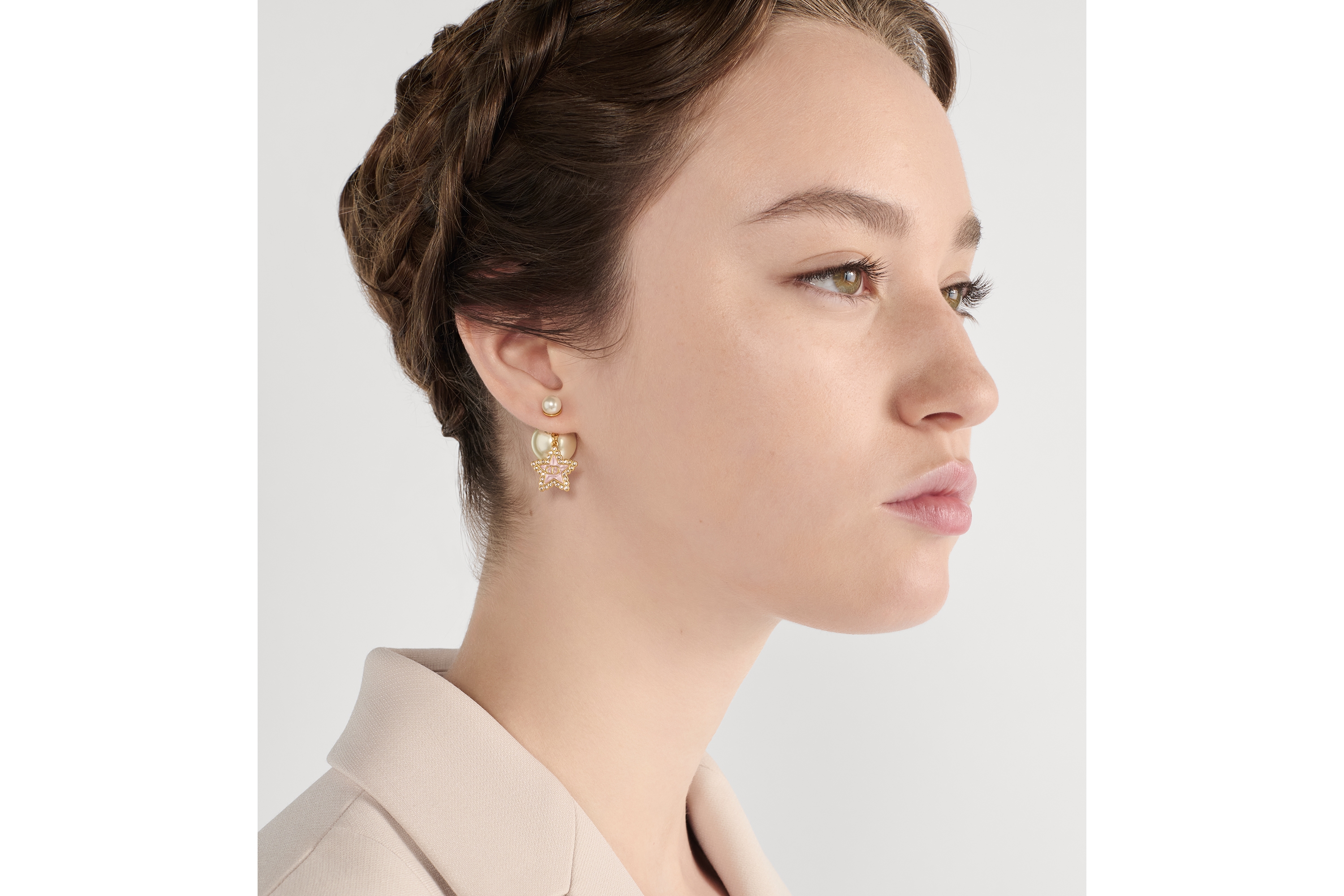 Dior Tribales 耳环 金色饰面金属、白色树脂珠饰、银色调晶体和马卡龙粉色玻璃装饰 E08