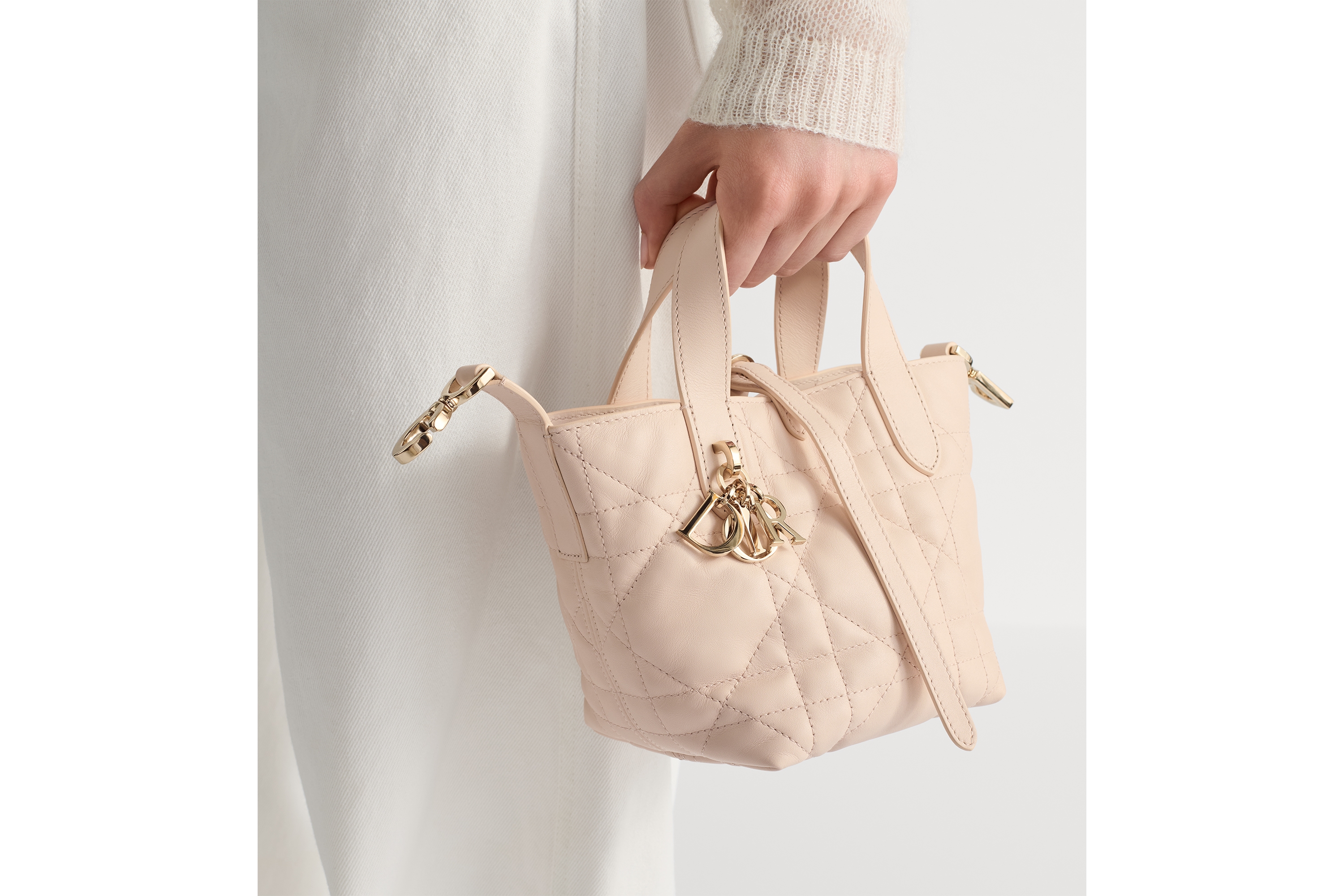 look_image_alt_prefix 微型 Dior Toujours 竖版手袋 沙石粉色牛皮革超大藤格纹 E17