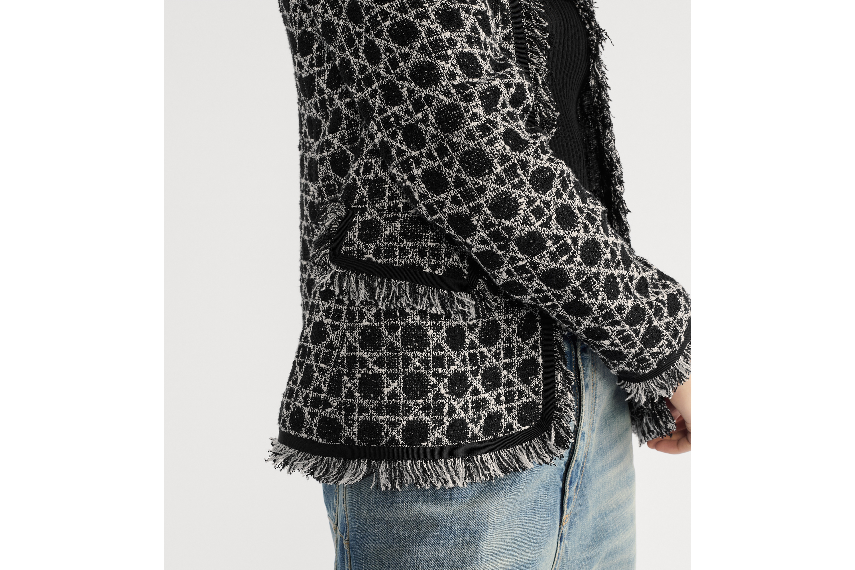 常规版型外套 黑色和白色棉质混纺粗花呢针织面料超大藤格纹 E11