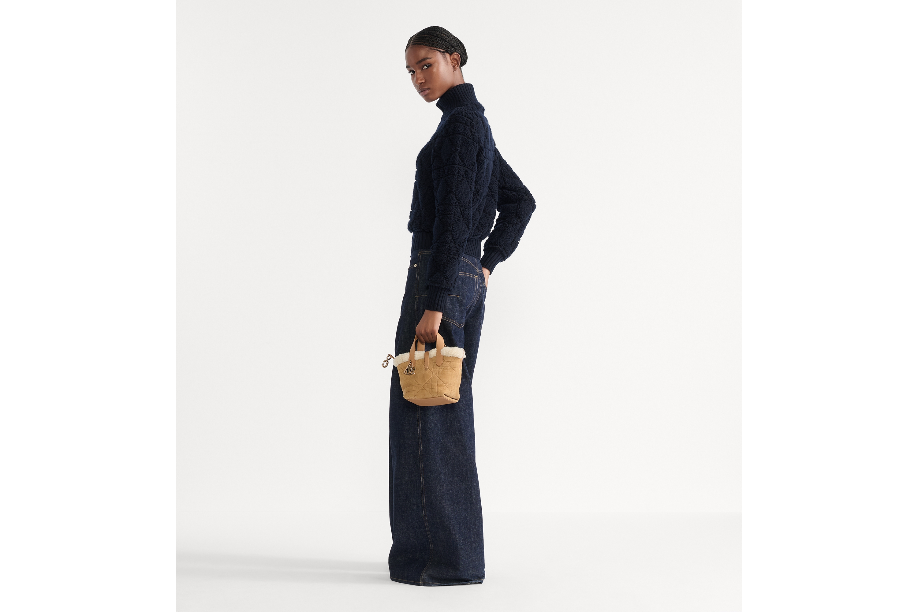 微型 DiorAlps Dior Toujours 竖版手袋 米色绒面牛皮革和米白色美利奴绵羊毛超大藤格纹 E02