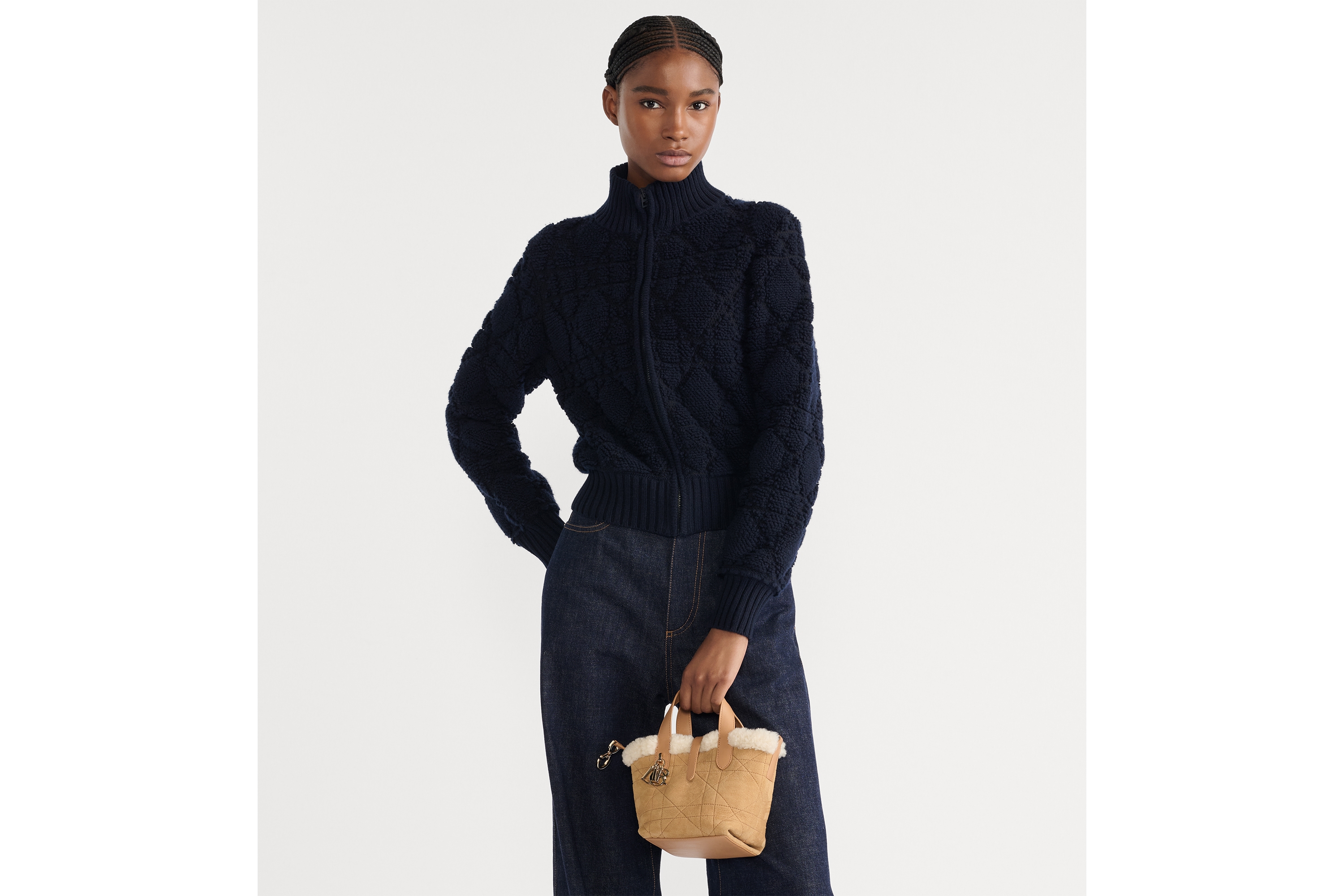 look_image_alt_prefix 微型 DiorAlps Dior Toujours 竖版手袋 米色绒面牛皮革和米白色美利奴绵羊毛超大藤格纹 E04