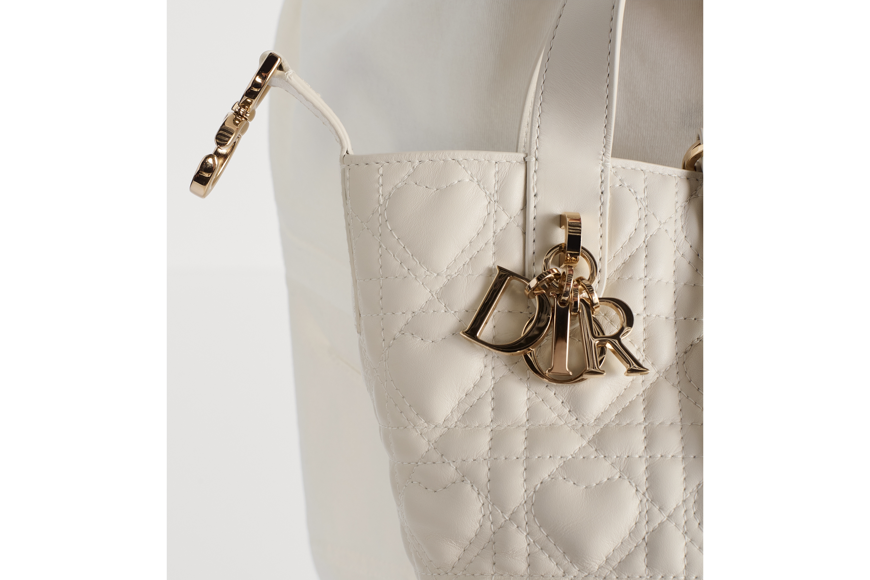 look_image_alt_prefix 微型 Dior Toujours 竖版手袋 奶白色牛皮革藤格纹心形图案 E17