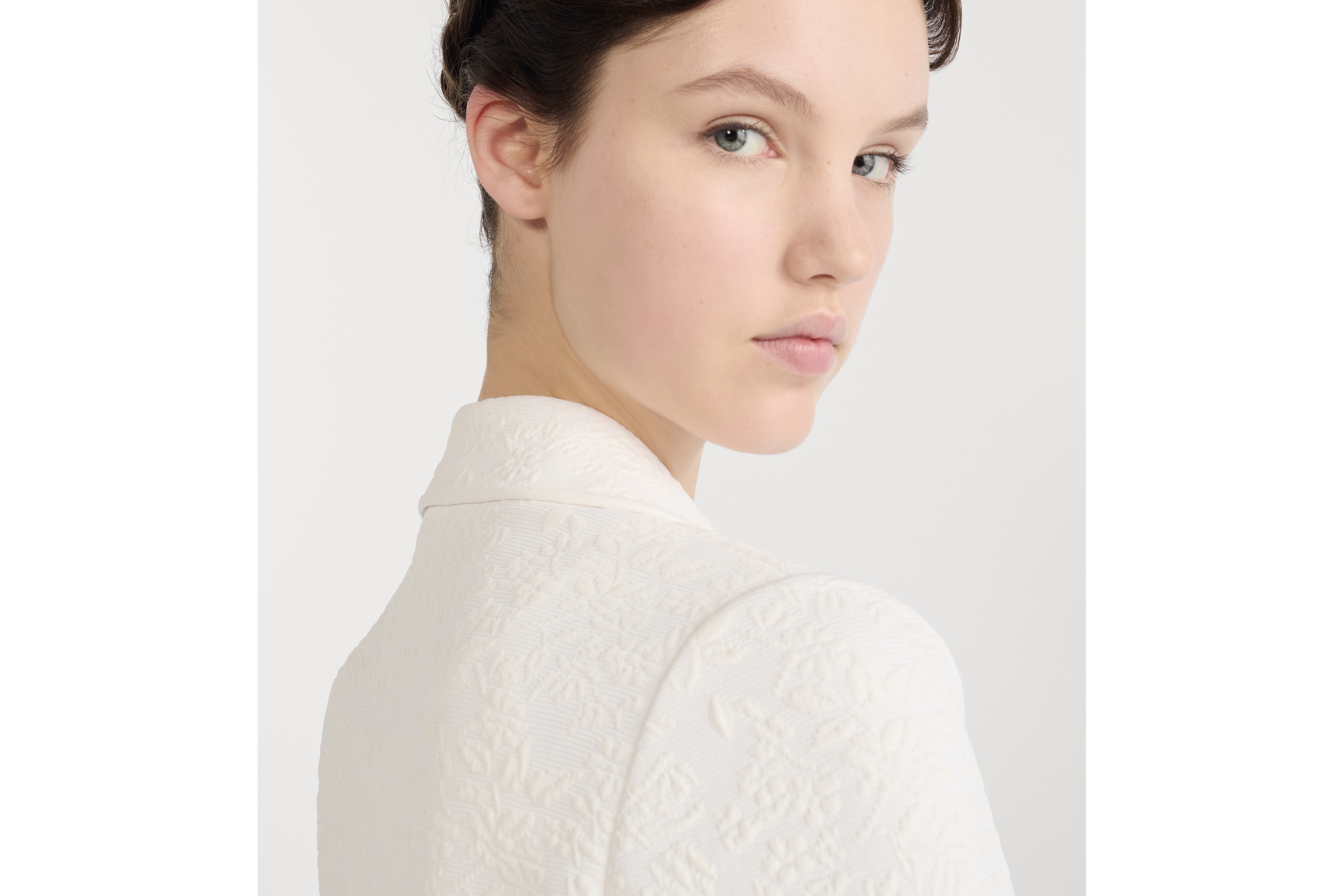 look_image_alt_prefix 短款外套 米白色科技针织面料普罗旺斯风格绗缝 Millefiori 图案 E08