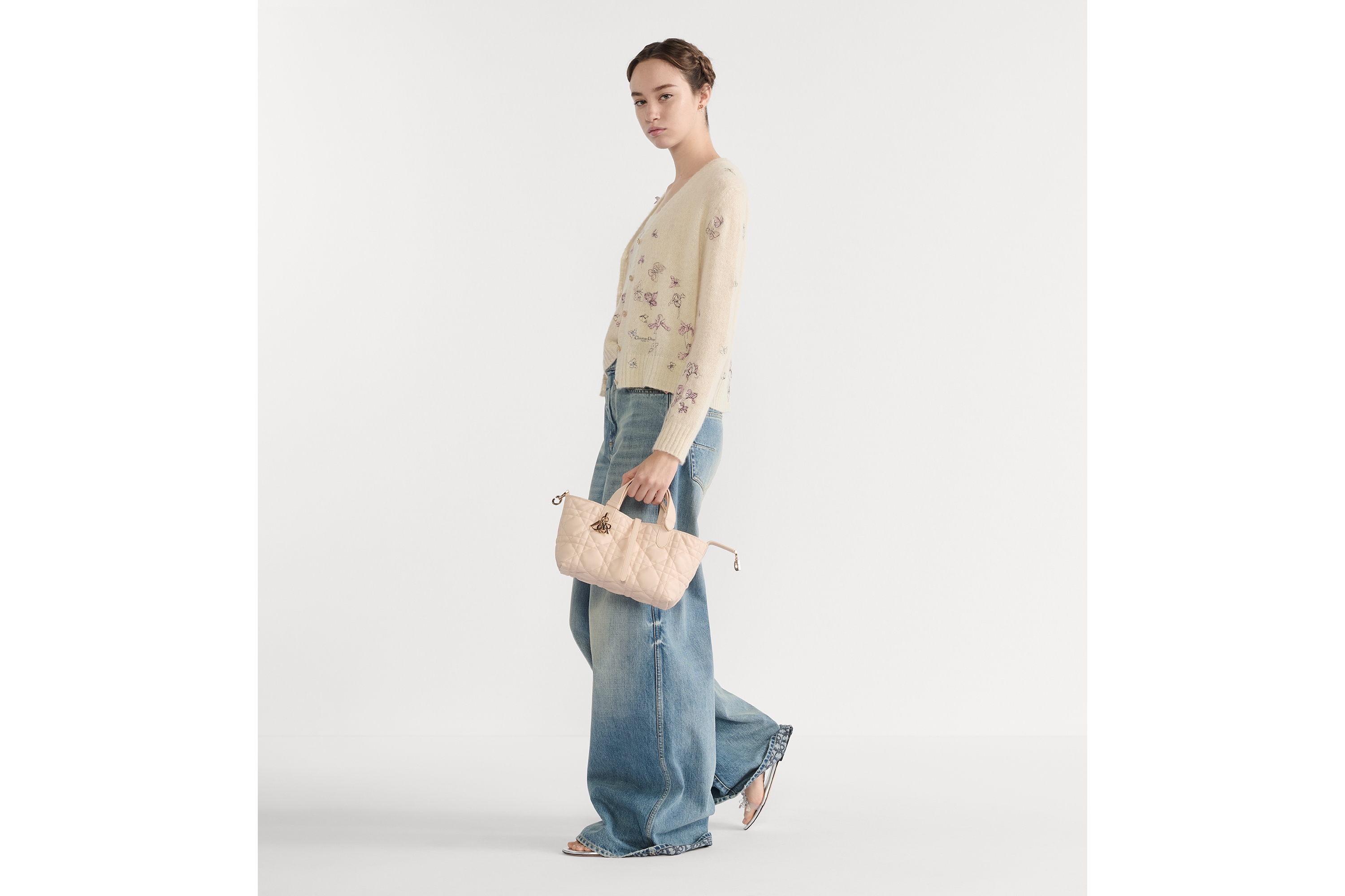 look_image_alt_prefix 小号 Dior Toujours 手袋 沙石粉色牛皮革超大藤格纹 E02