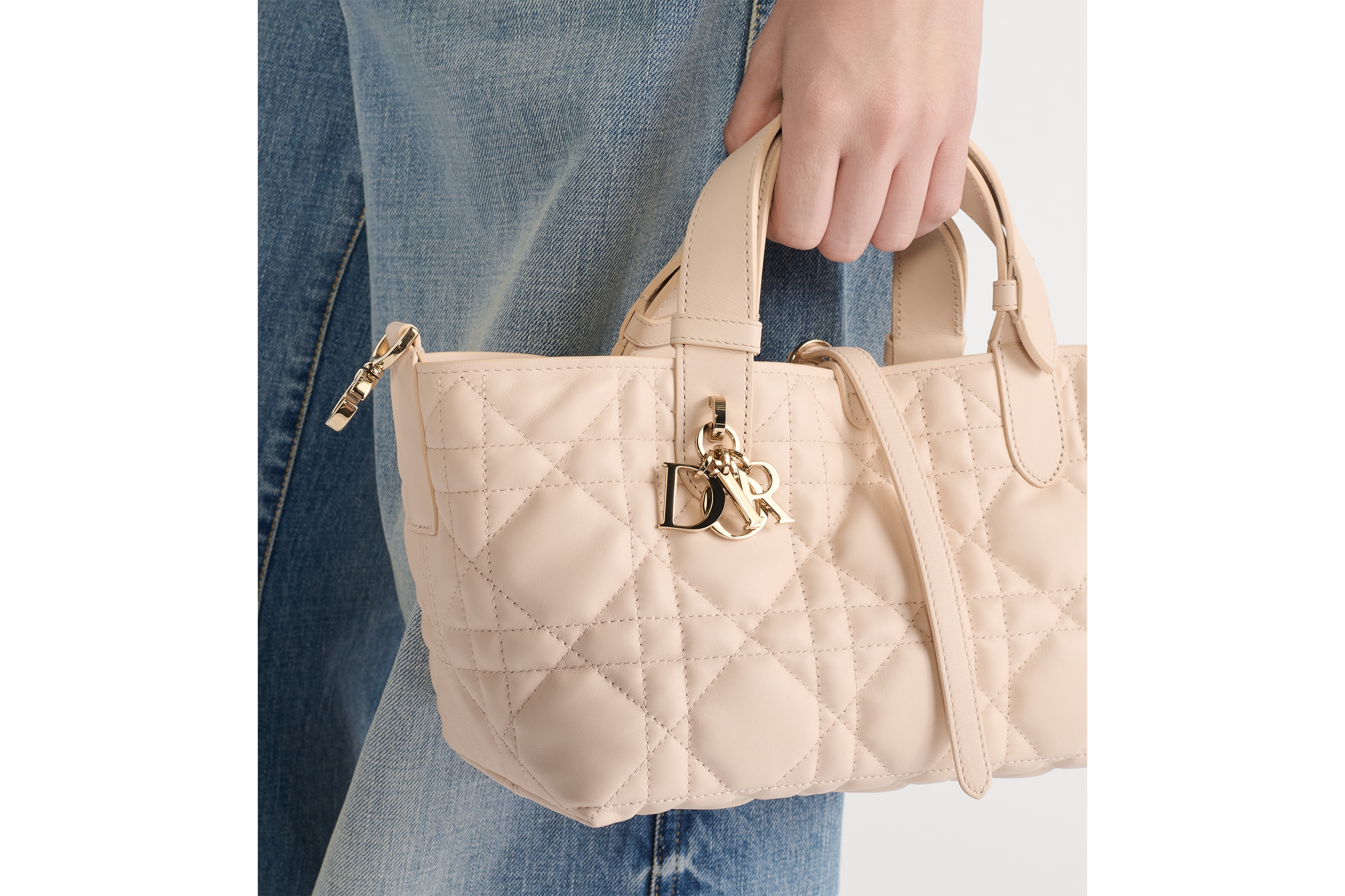 look_image_alt_prefix 小号 Dior Toujours 手袋 沙石粉色牛皮革超大藤格纹 E11