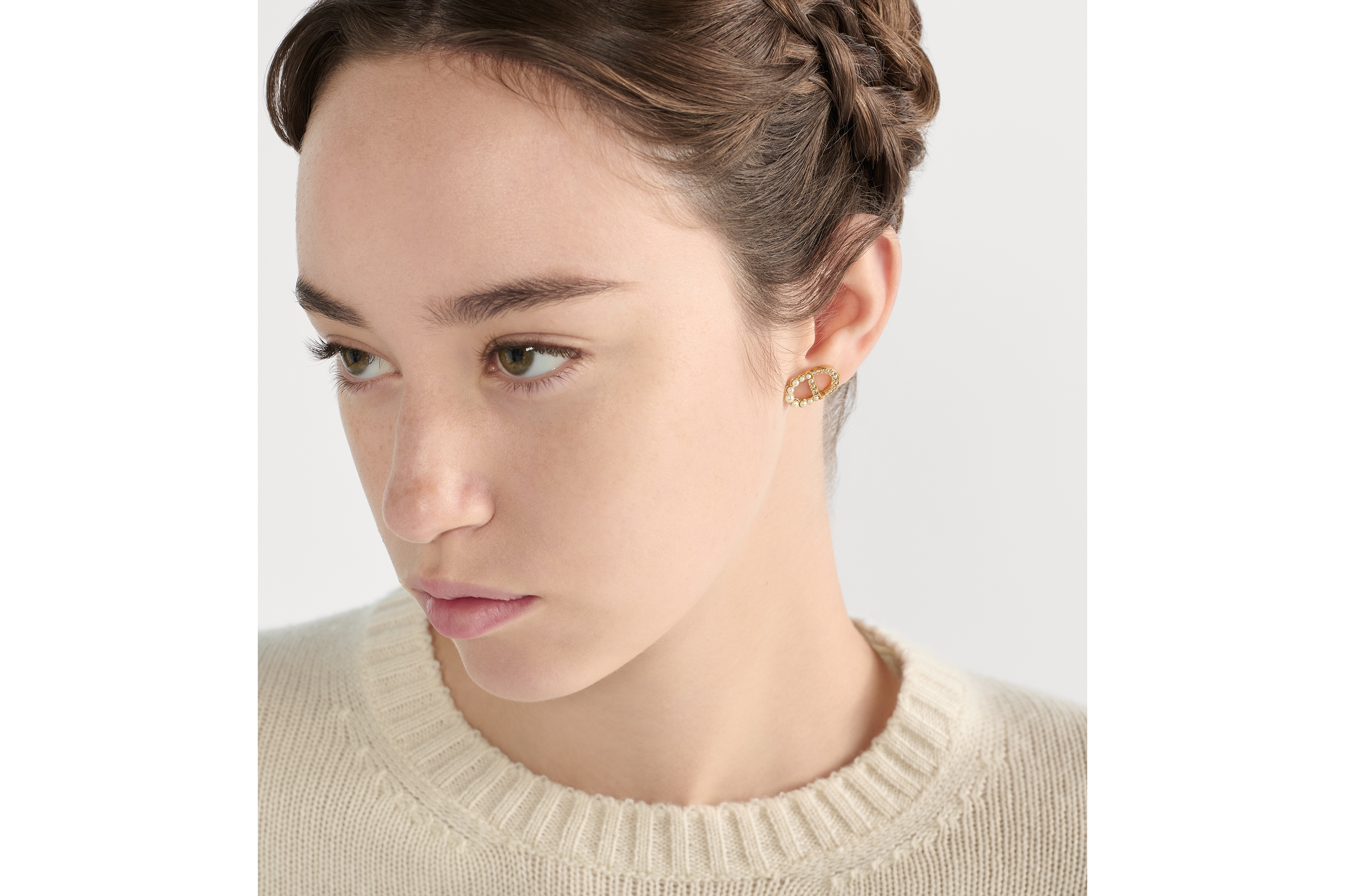 Petit CD Duo 耳钉 金色饰面金属、白色树脂珠饰和闪亮晶体装饰 E07