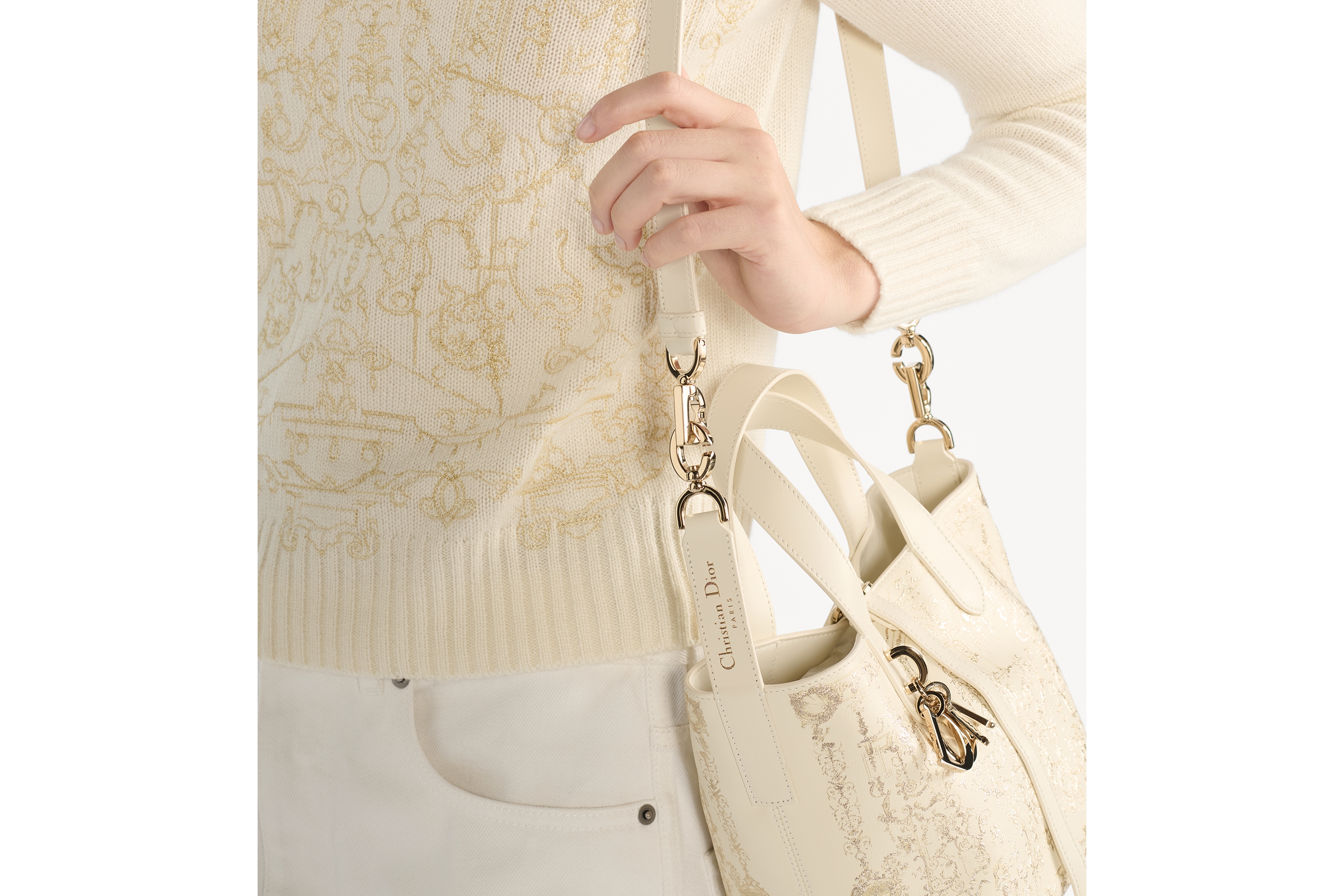 look_image_alt_prefix 小号 Dior Toujours 竖版手袋 奶白色牛皮革金色调 Dioresque Stella 图案 E10