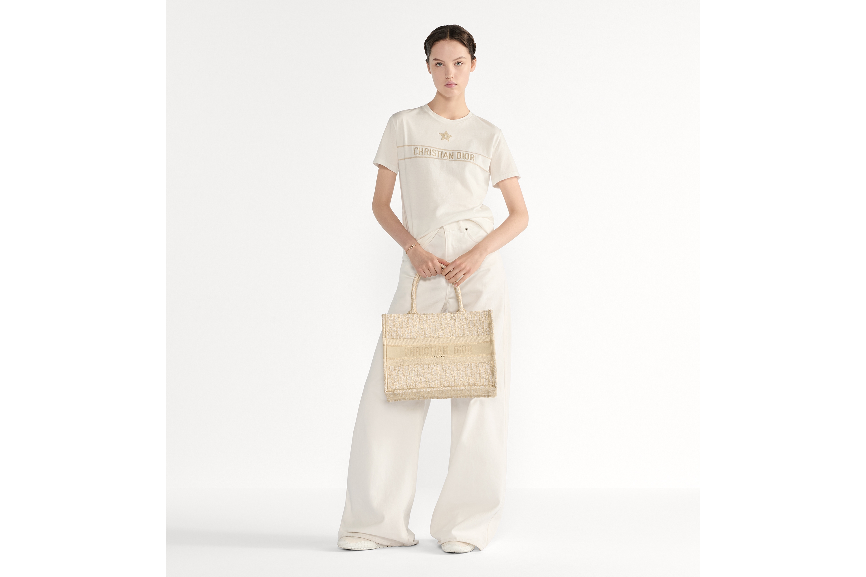 look_image_alt_prefix 中号 Book Tote 手袋 金色调 Oblique 印花（36 x 27.5 x 16.5 厘米） E02