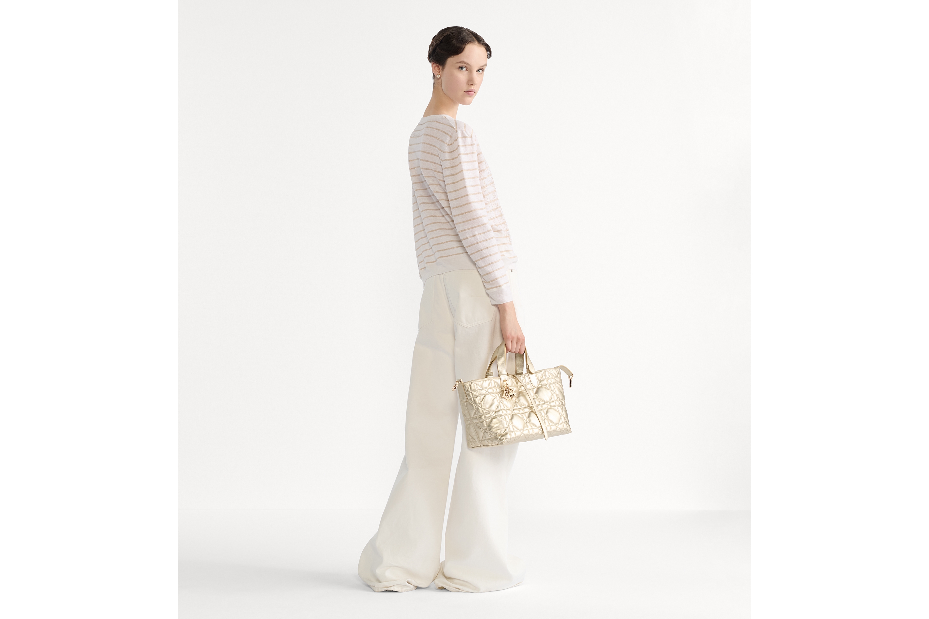 look_image_alt_prefix 中号 Dior Toujours 手袋 金色调金属光泽牛皮革超大藤格纹 E02