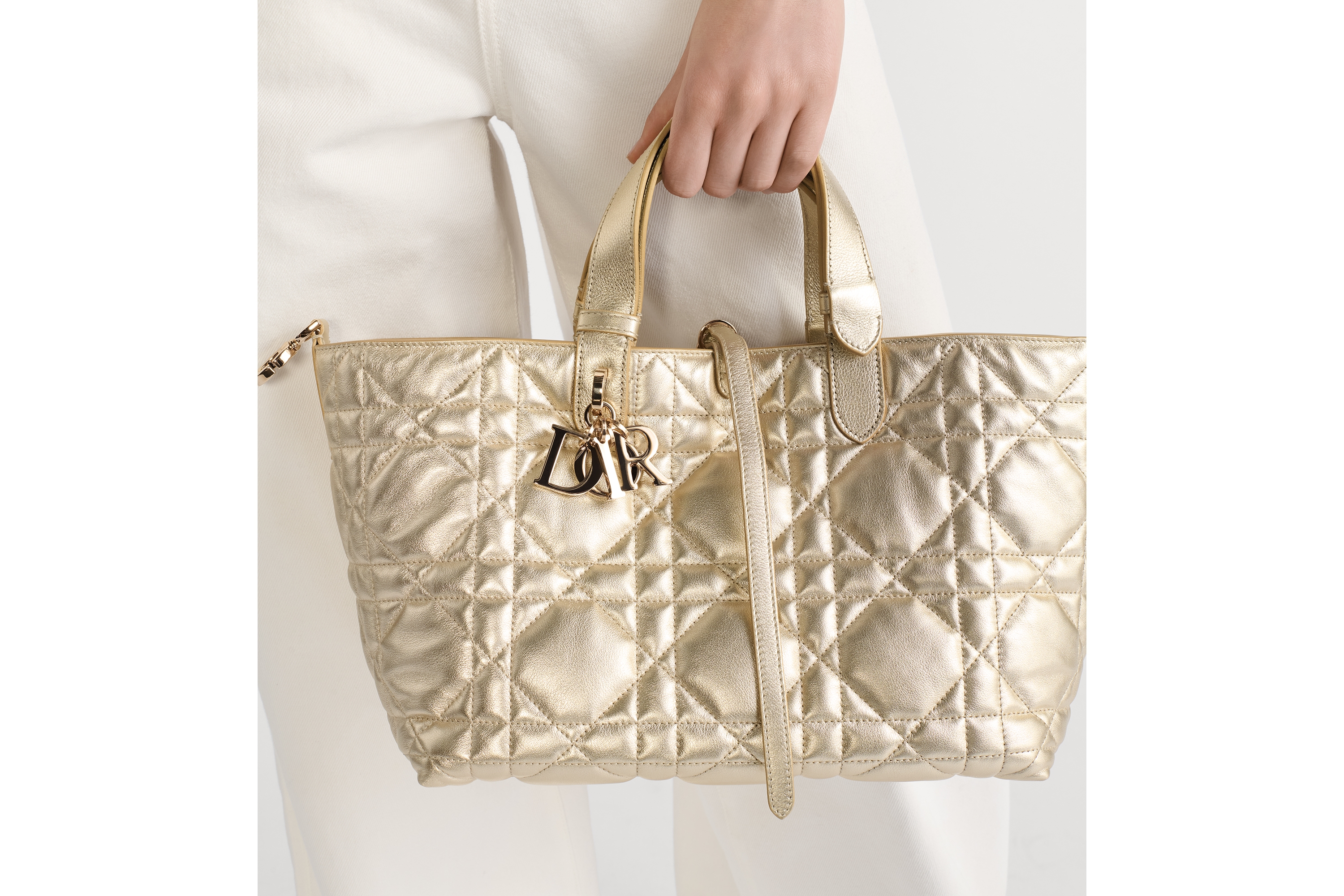 中号 Dior Toujours 手袋 金色调金属光泽牛皮革超大藤格纹 E10