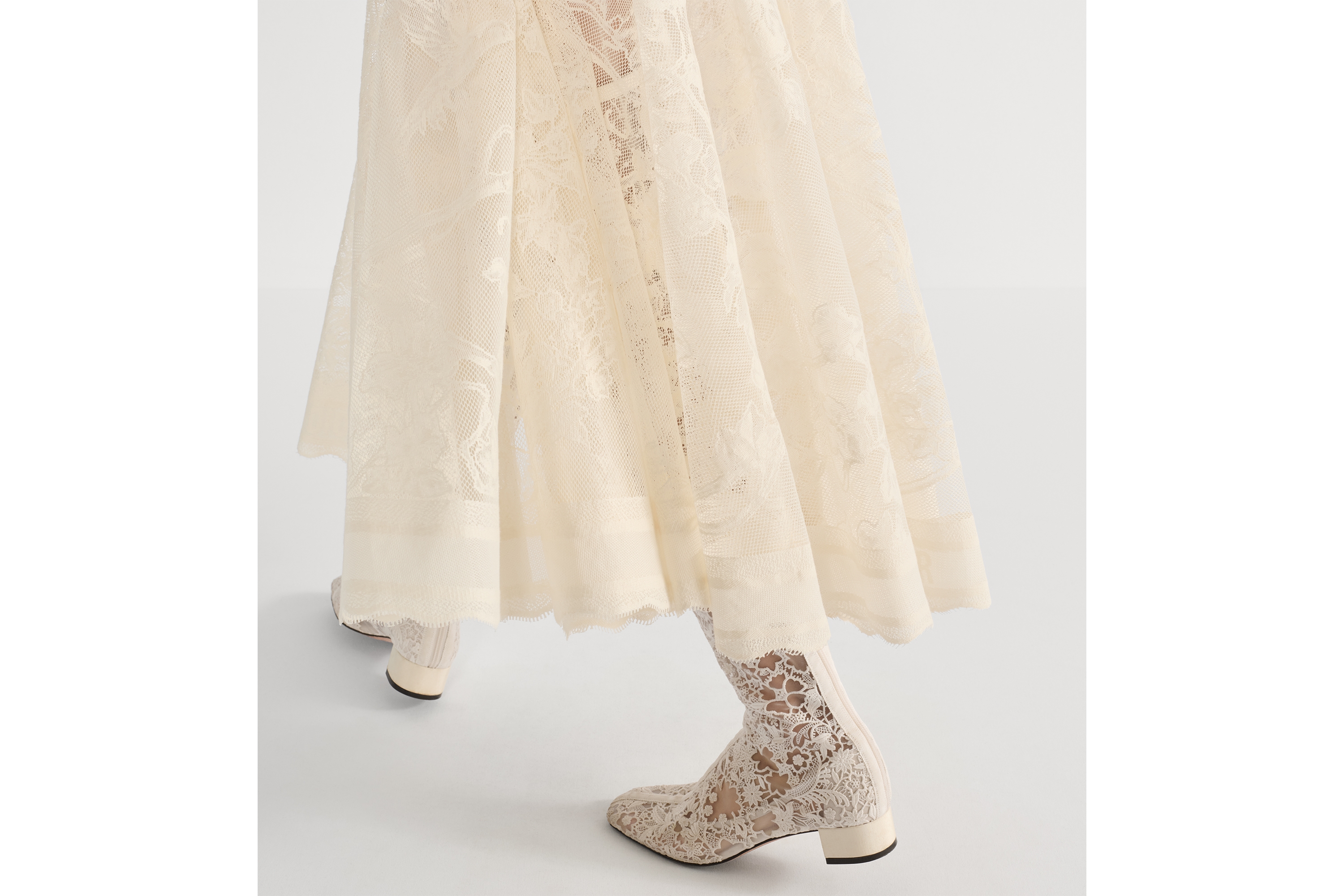 look_image_alt_prefix 喇叭形半裙 米白色棉质混纺蕾丝面料 Jardin D-Étoile 图案 E16