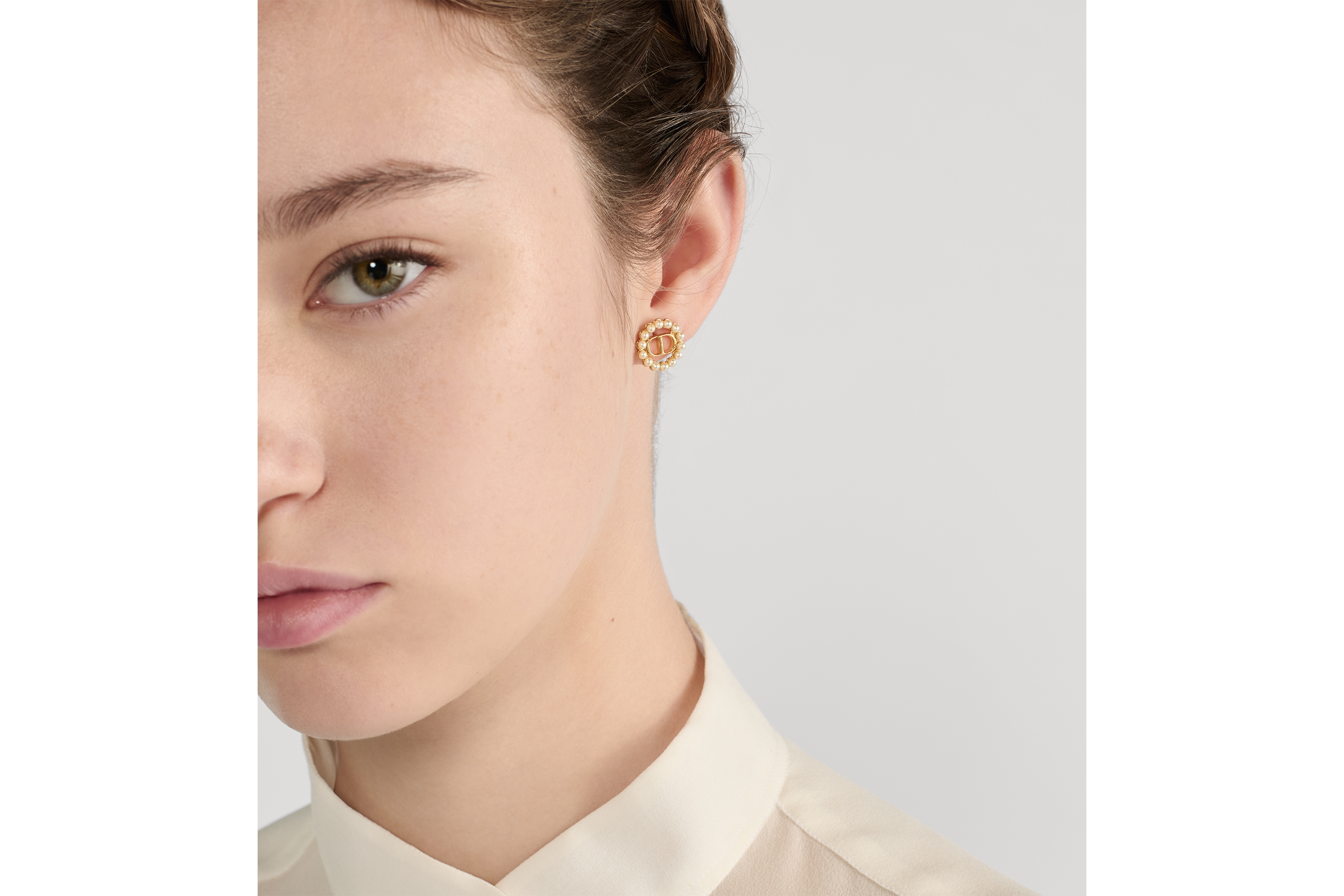 Petit CD Circle 耳钉 金色饰面金属和白色树脂珠饰 E07