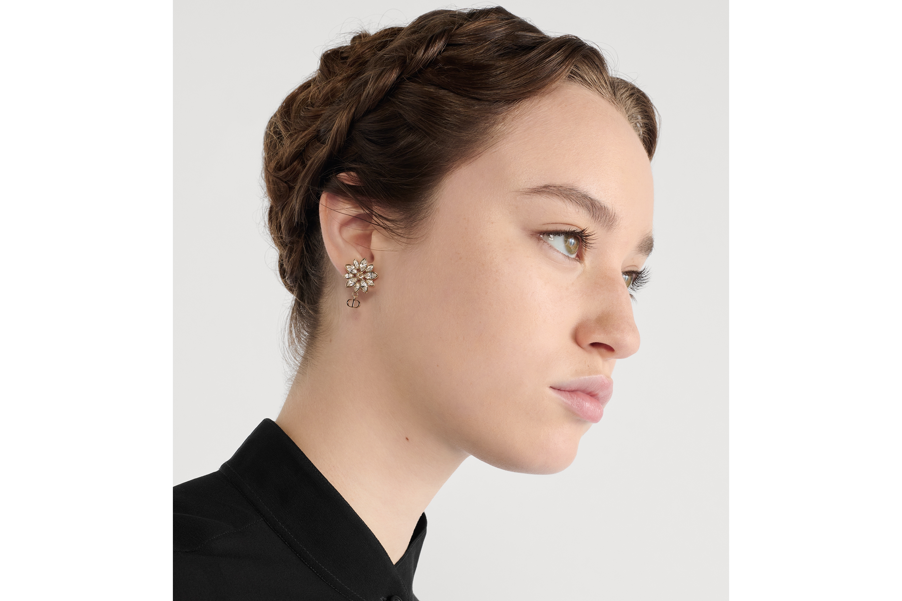 look_image_alt_prefix Fleur de Glace 耳环 浅金色饰面金属搭配白色树脂珠饰、金色和银色调晶体装饰 E08