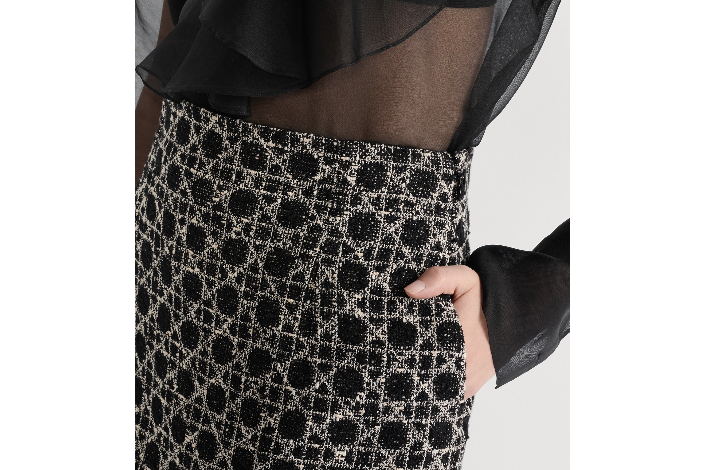 look_image_alt_prefix 中长款喇叭形半身裙 黑色和白色棉质混纺粗花呢针织面料超大藤格纹 E13