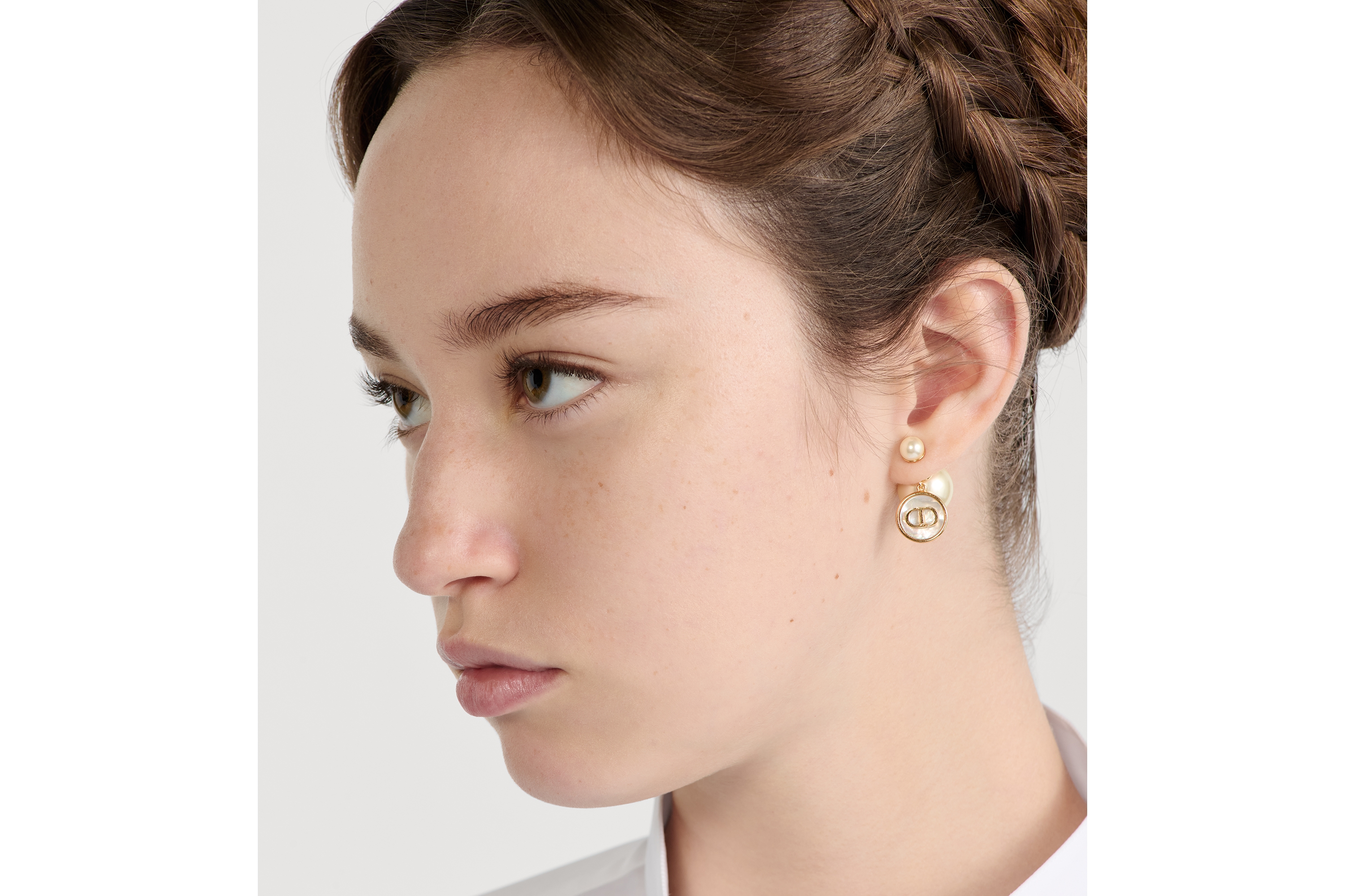 Dior Tribales 耳环 金色饰面金属、白色树脂珠饰和白色珍珠母贝 E07