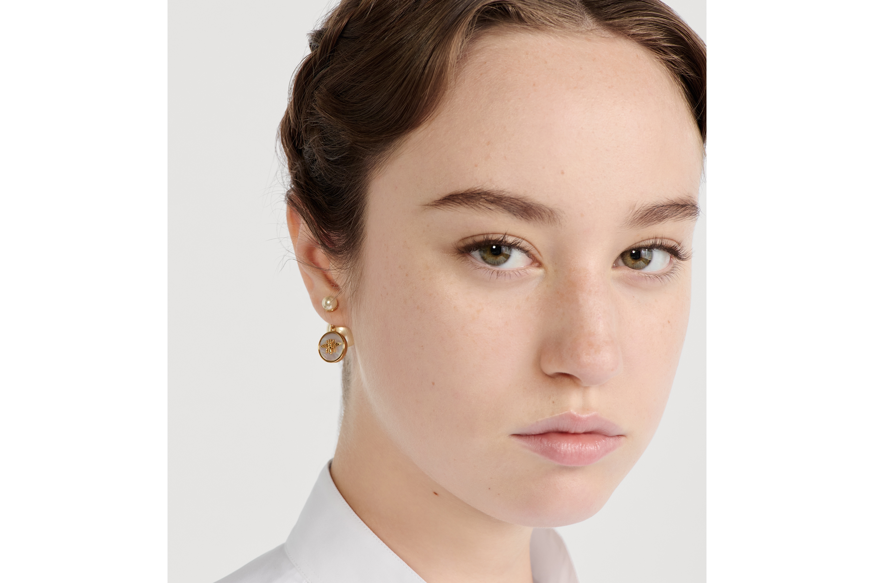 Dior Tribales 耳环 金色饰面金属、白色树脂珠饰和白色珍珠母贝 E08