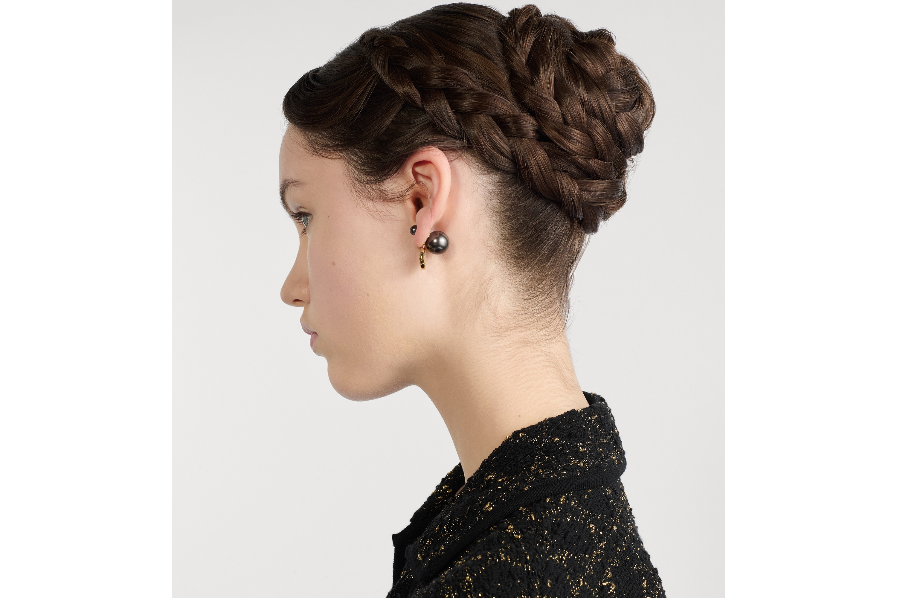 look_image_alt_prefix Dior Tribales 耳环 金色饰面金属、深灰色树脂珠饰和塔西提珍珠母贝 E09