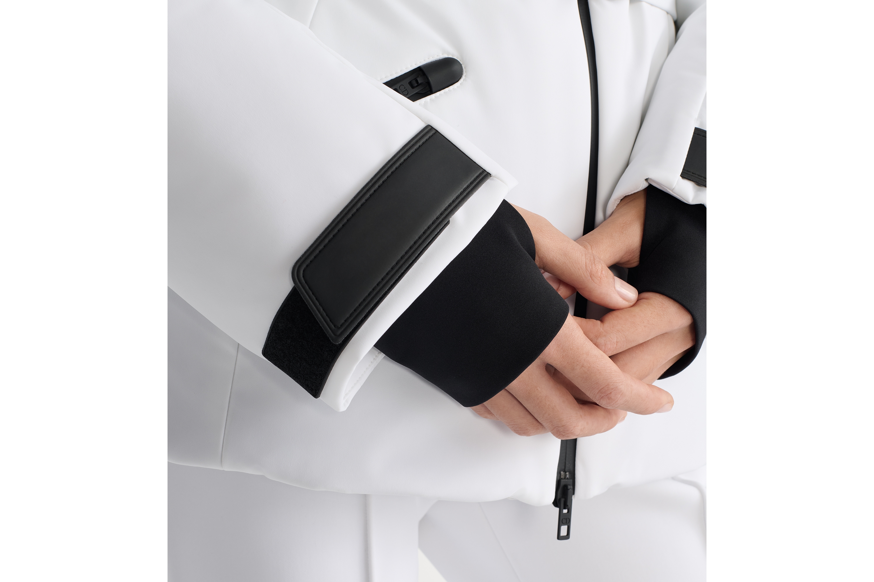 look_image_alt_prefix DiorAlps 夹克 白色带夹层塔夫绸科技面料搭配腰带和可拆卸风帽 E17