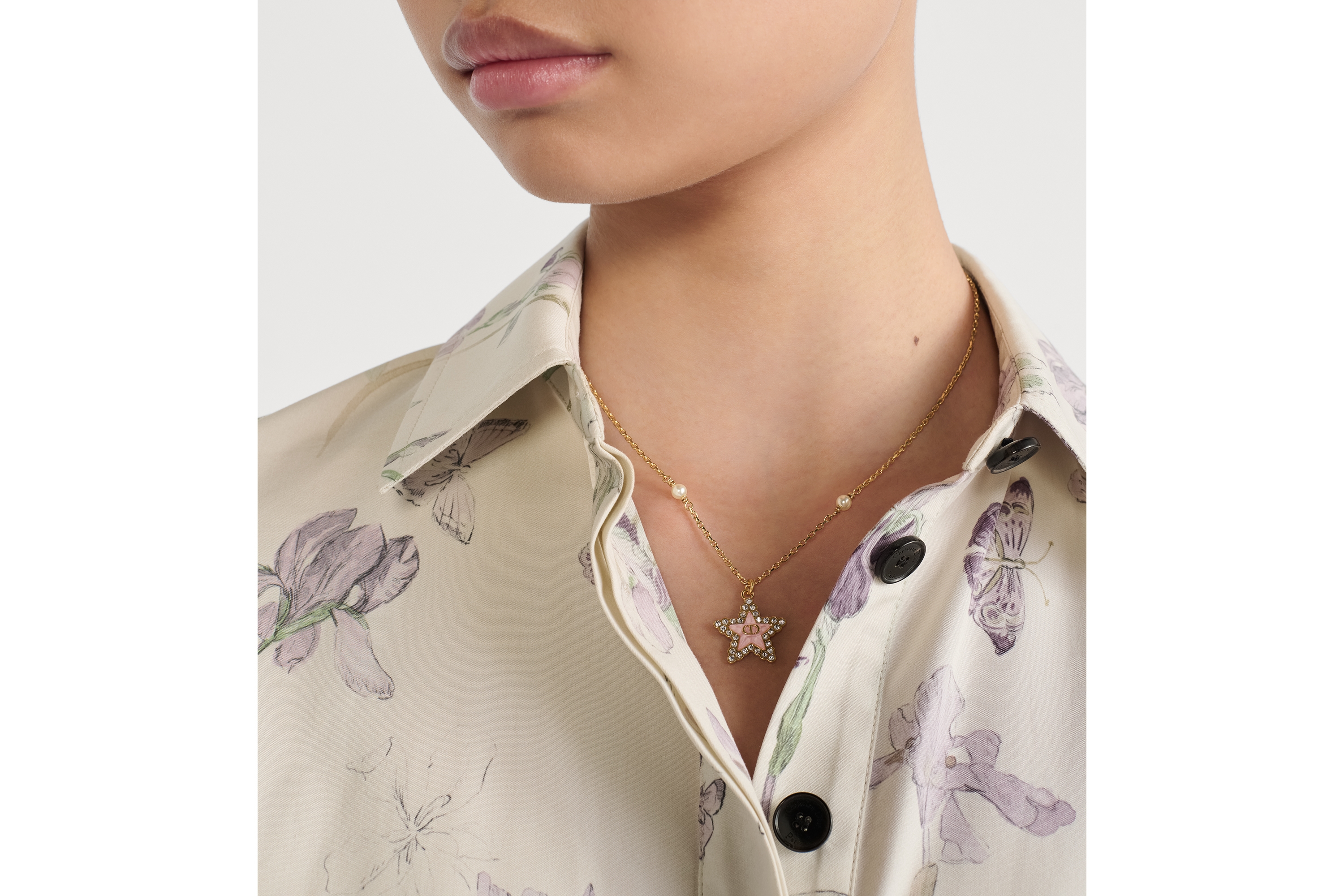 Petit CD Lucky Baroque 项链 金色饰面金属、白色树脂珠饰、银色调晶体和马卡龙粉色玻璃装饰 E12