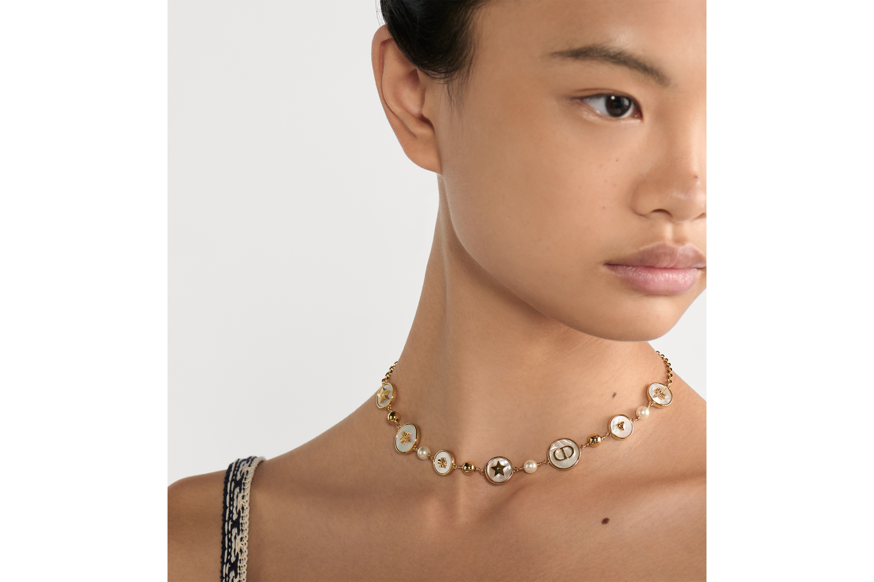 look_image_alt_prefix D-Luck 短款项链 金色饰面金属、白色树脂珠饰和白色珍珠母贝装饰 E08