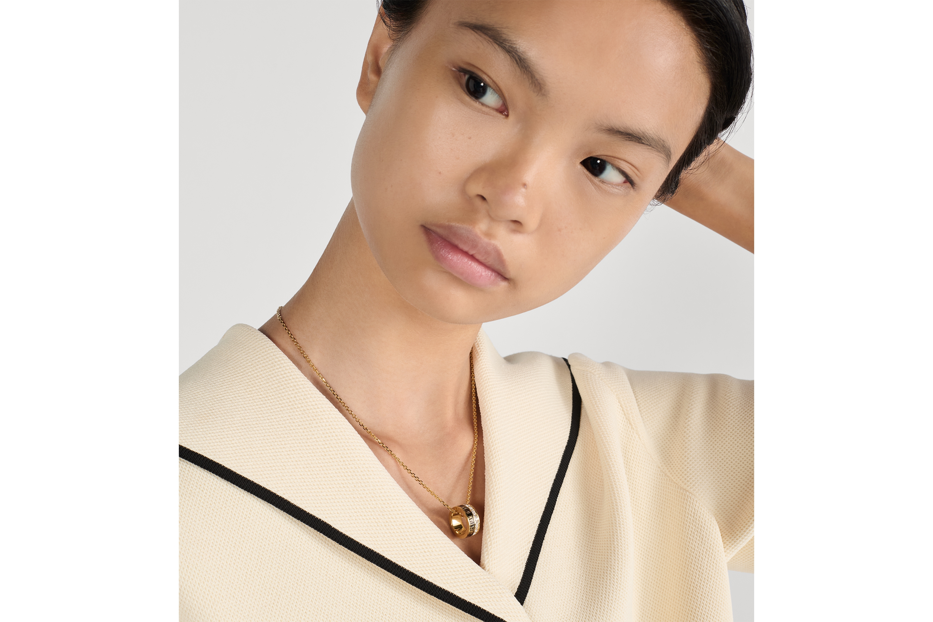 Dior Night Code 项链 金色饰面金属、闪亮晶体和黑色涂漆装饰 E12