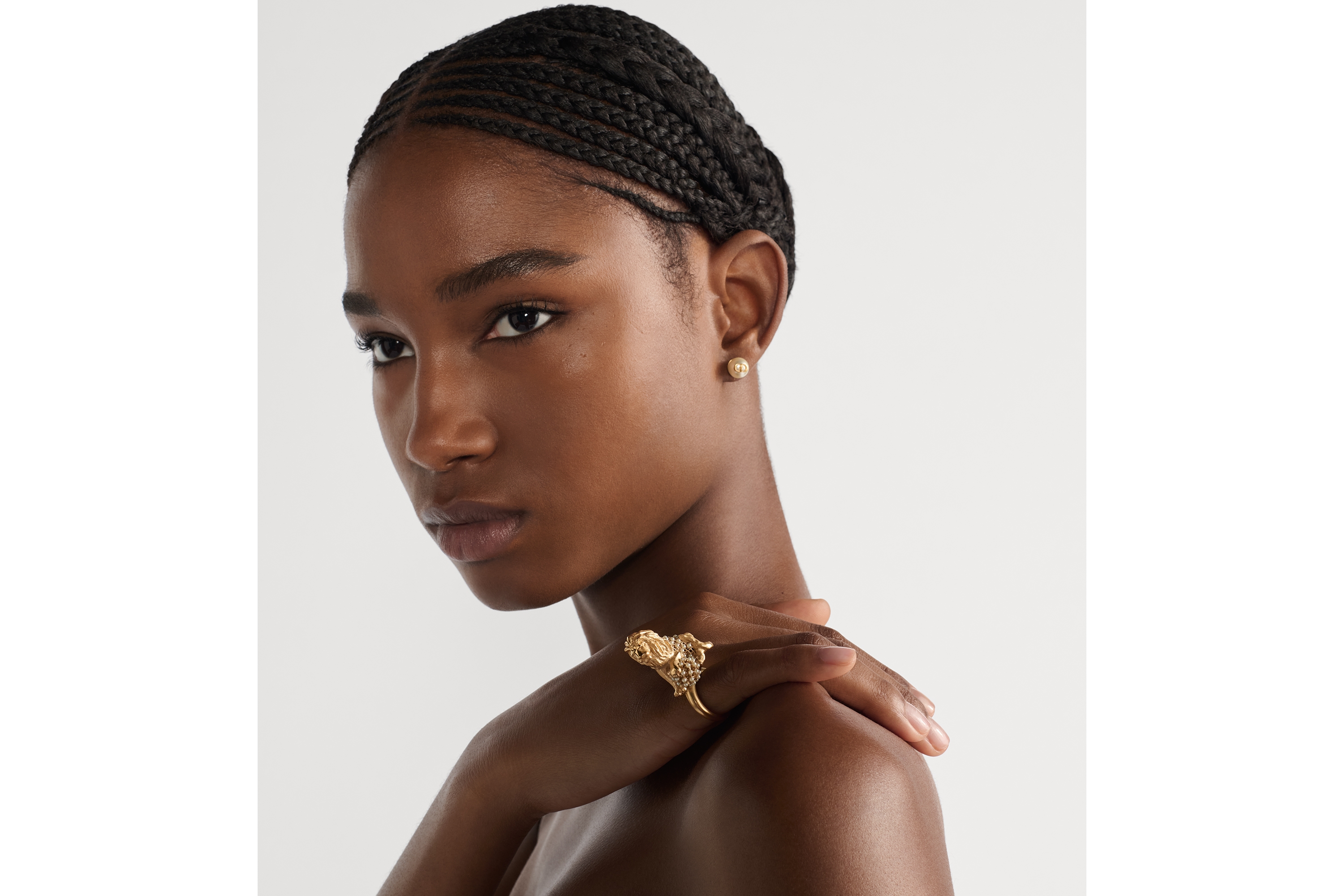 Dior Arabesque 戒指 金色饰面金属和白色树脂珠饰 E11