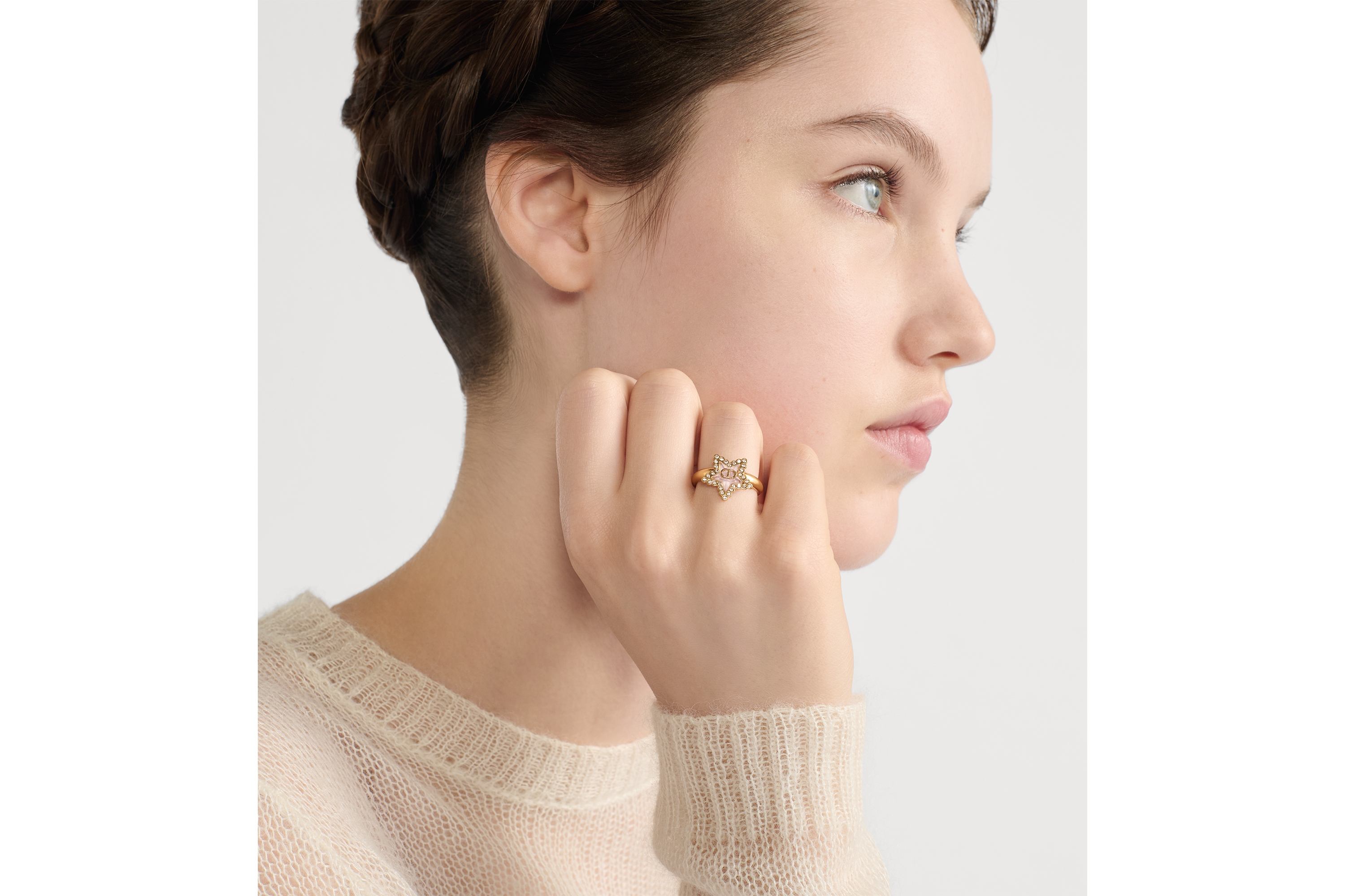 Petit CD Lucky Baroque 戒指 金色饰面金属、银色调晶体和马卡龙粉色玻璃装饰 E08