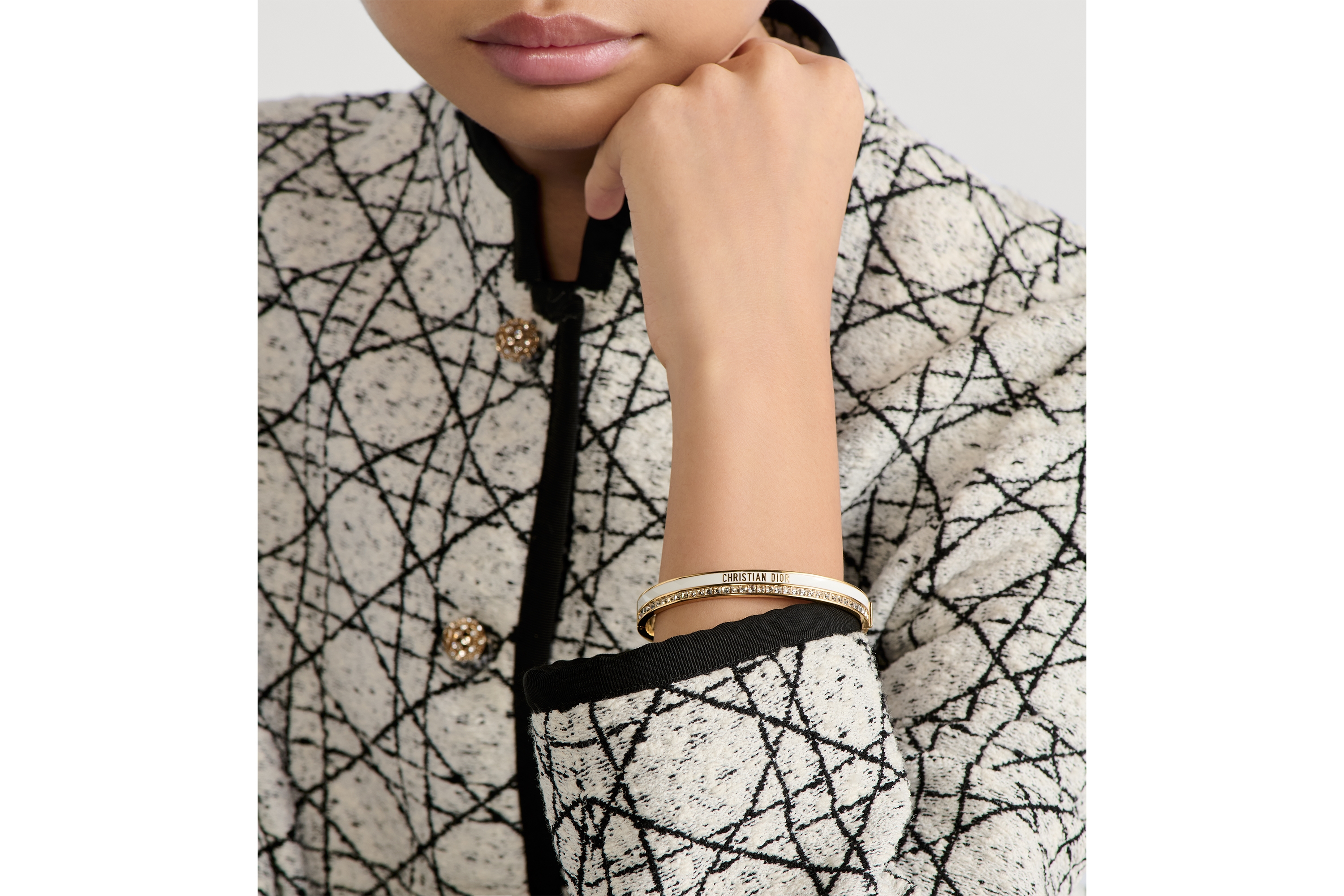 Dior Night Code 手镯 金色饰面金属、闪亮晶体和白色涂漆装饰 E10