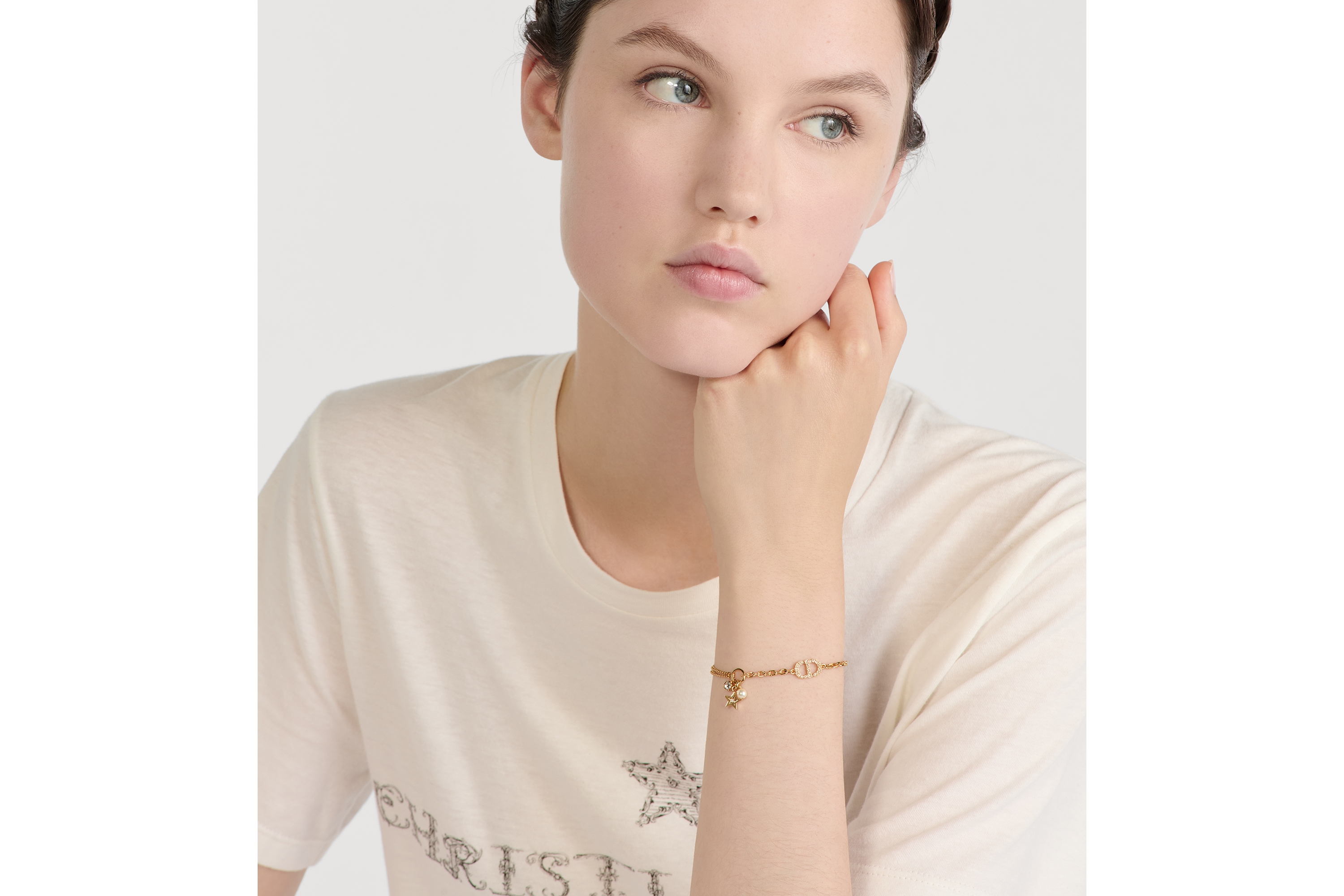 Petit CD Multi 手链 金色饰面金属、白色树脂珠饰和银色调晶体装饰 E08