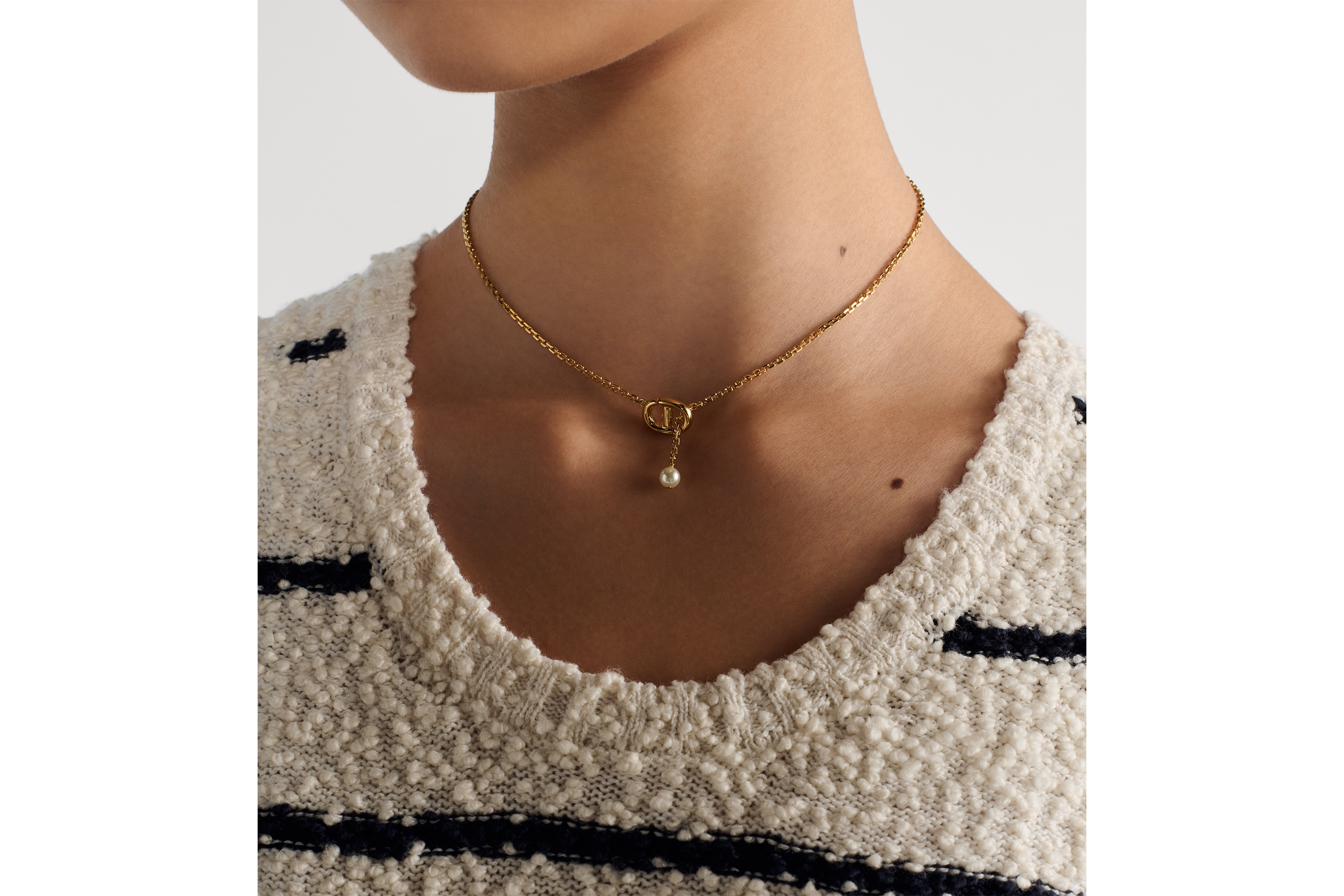 CD Navy 项链 金色饰面金属和白色树脂珠饰 E12