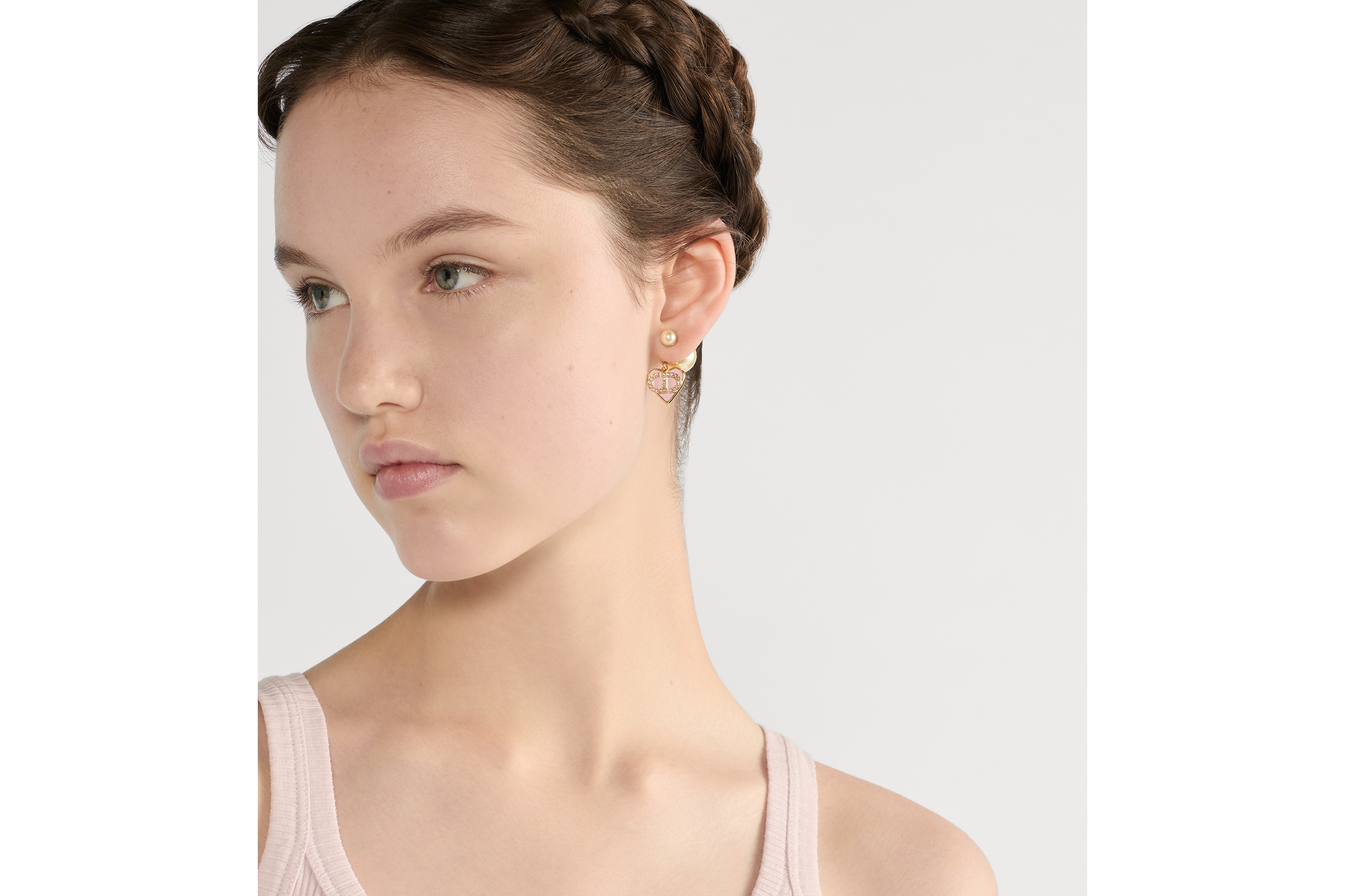 Dioramour Dior Tribales 耳环 金色饰面金属、白色树脂珠饰、银色调晶体和马卡龙粉色涂漆装饰 E07