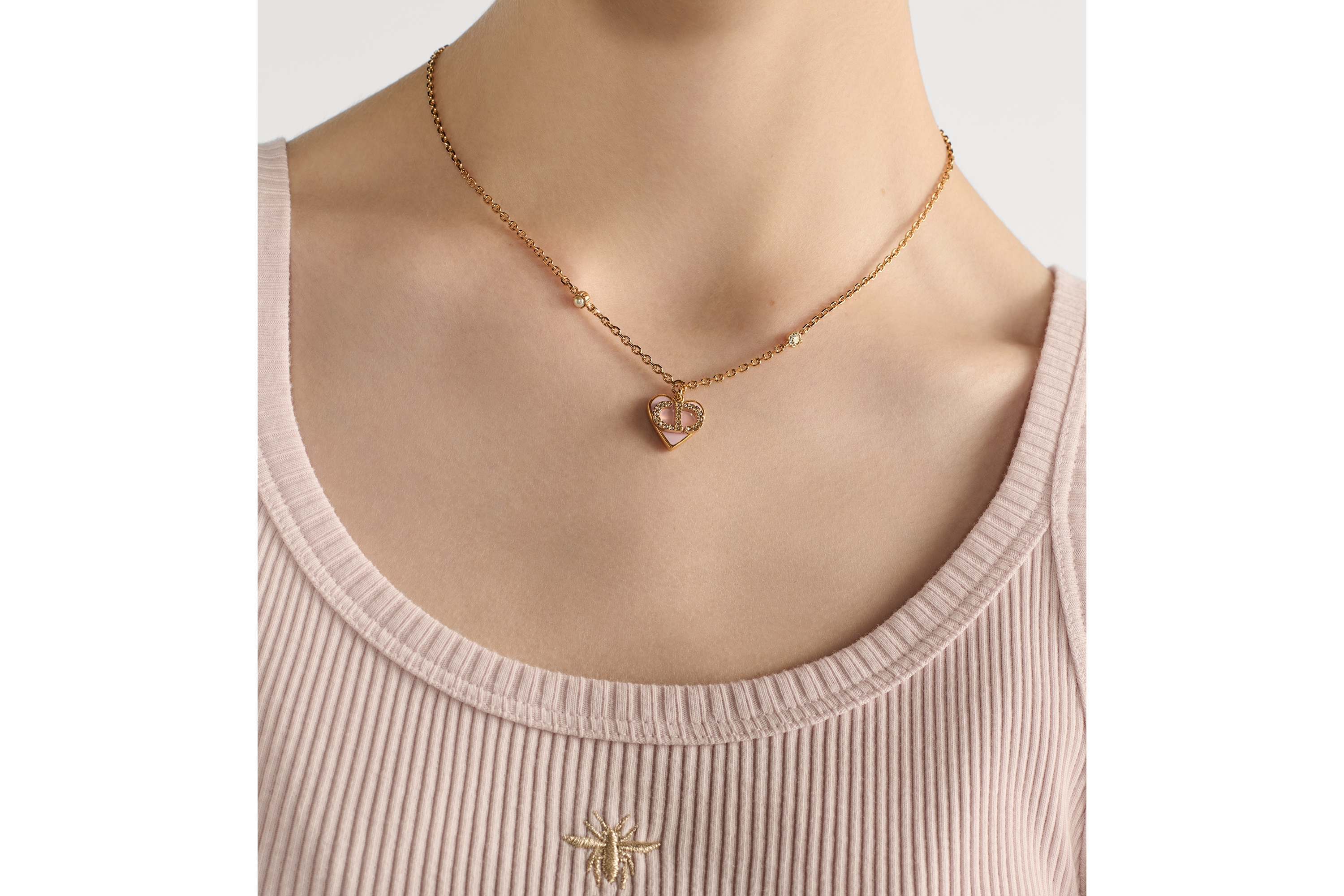 Dioramour 项链 金色饰面金属、白色树脂珠饰、银色调晶体和马卡龙粉色涂漆装饰 E17