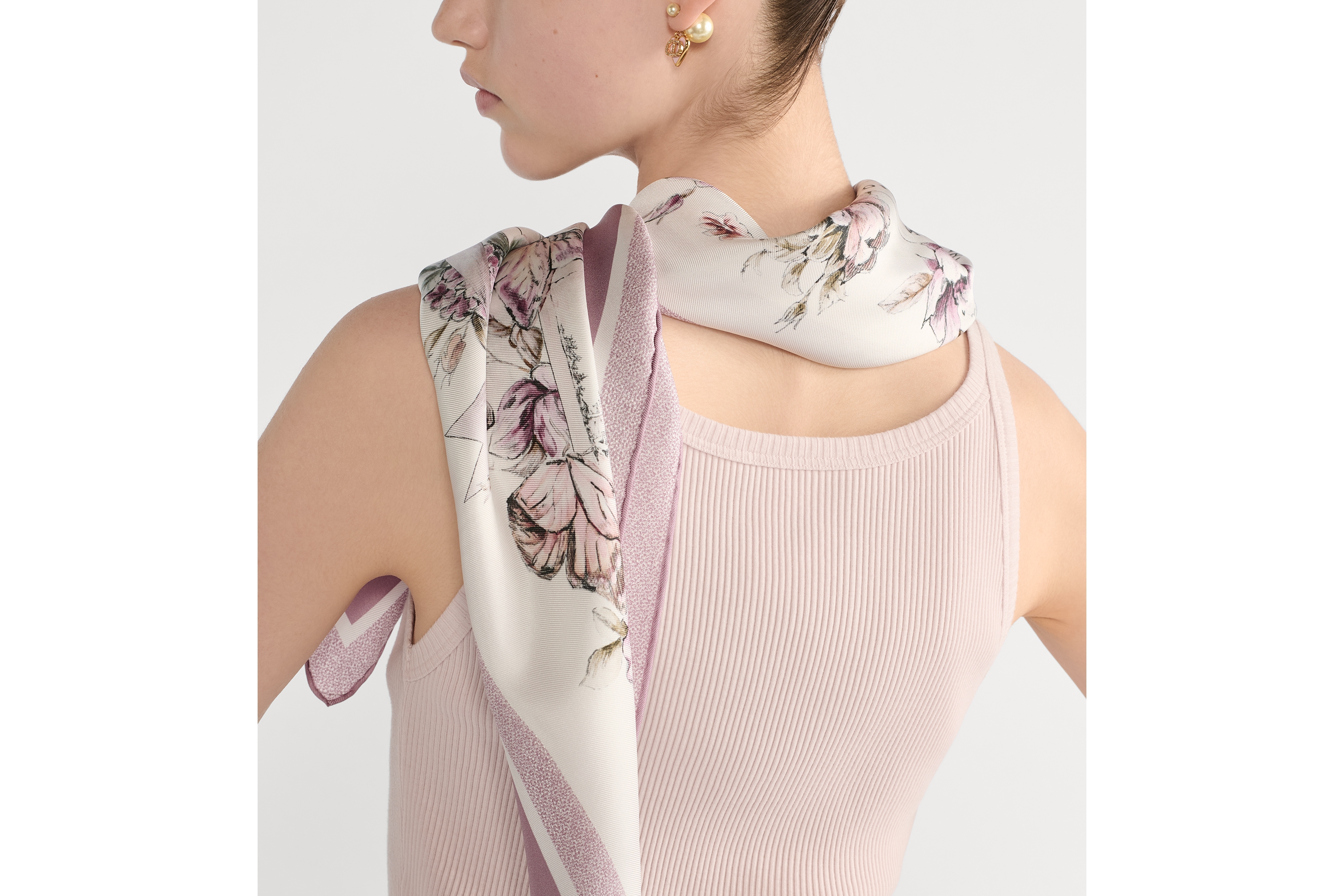 look_image_alt_prefix Dior 印花方巾 90 厘米白色和紫色桑蚕丝斜纹面料 Souvenir de Rome 图案 E06