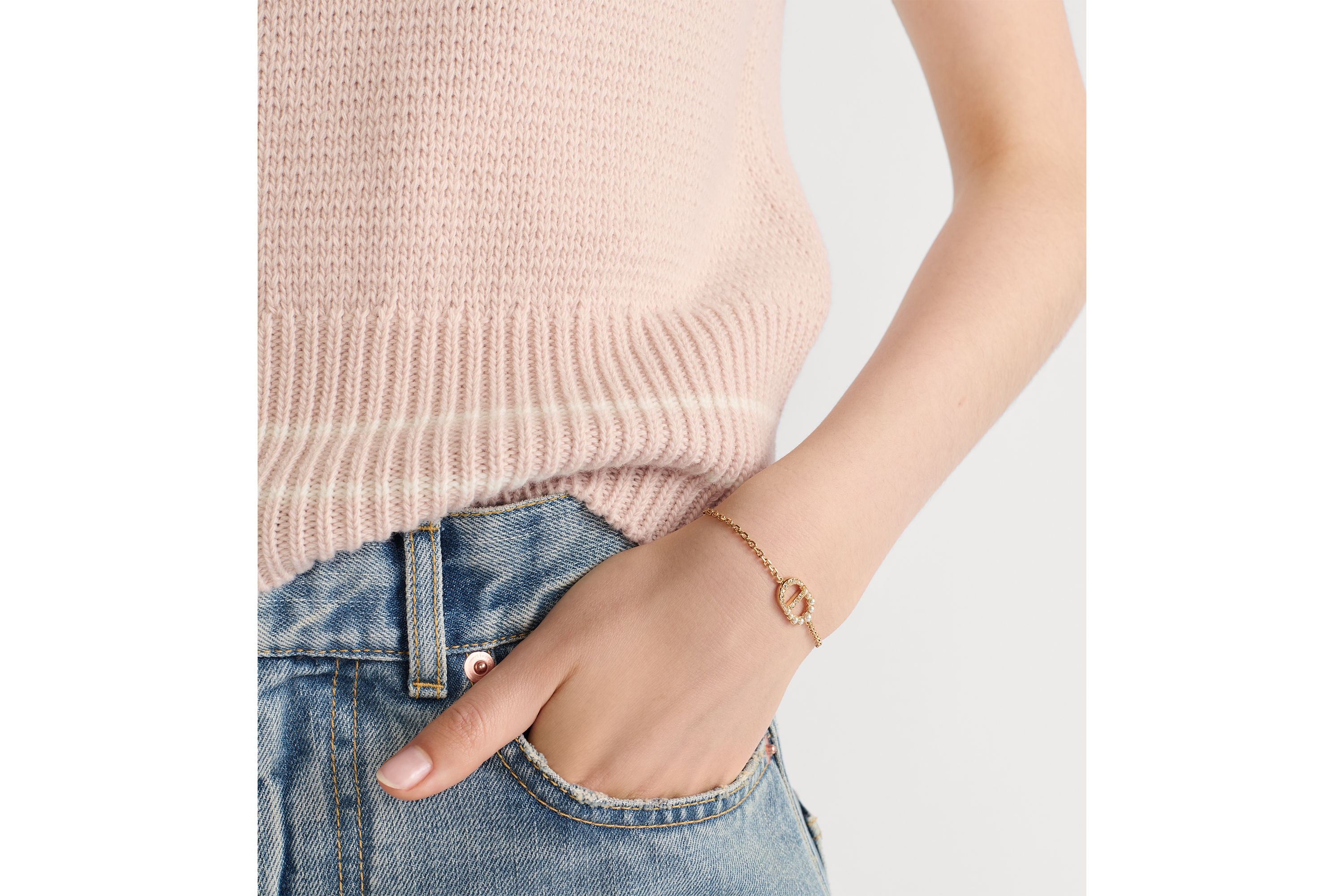 Petit CD Duo 手链 金色饰面金属、白色树脂珠饰和闪亮晶体装饰 E10