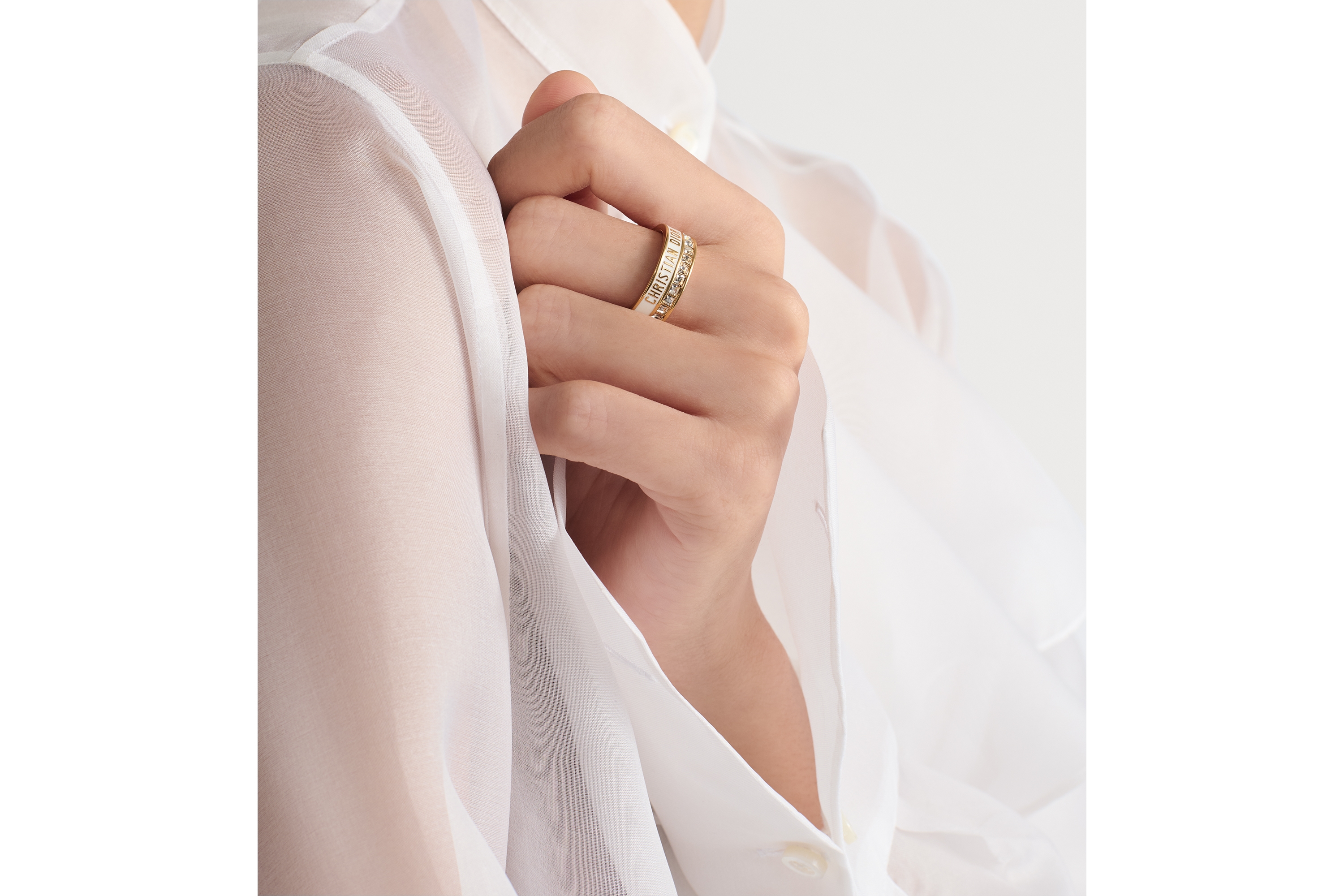 Dior Night Code 戒指 金色饰面金属、闪亮晶体和白色涂漆装饰 E11