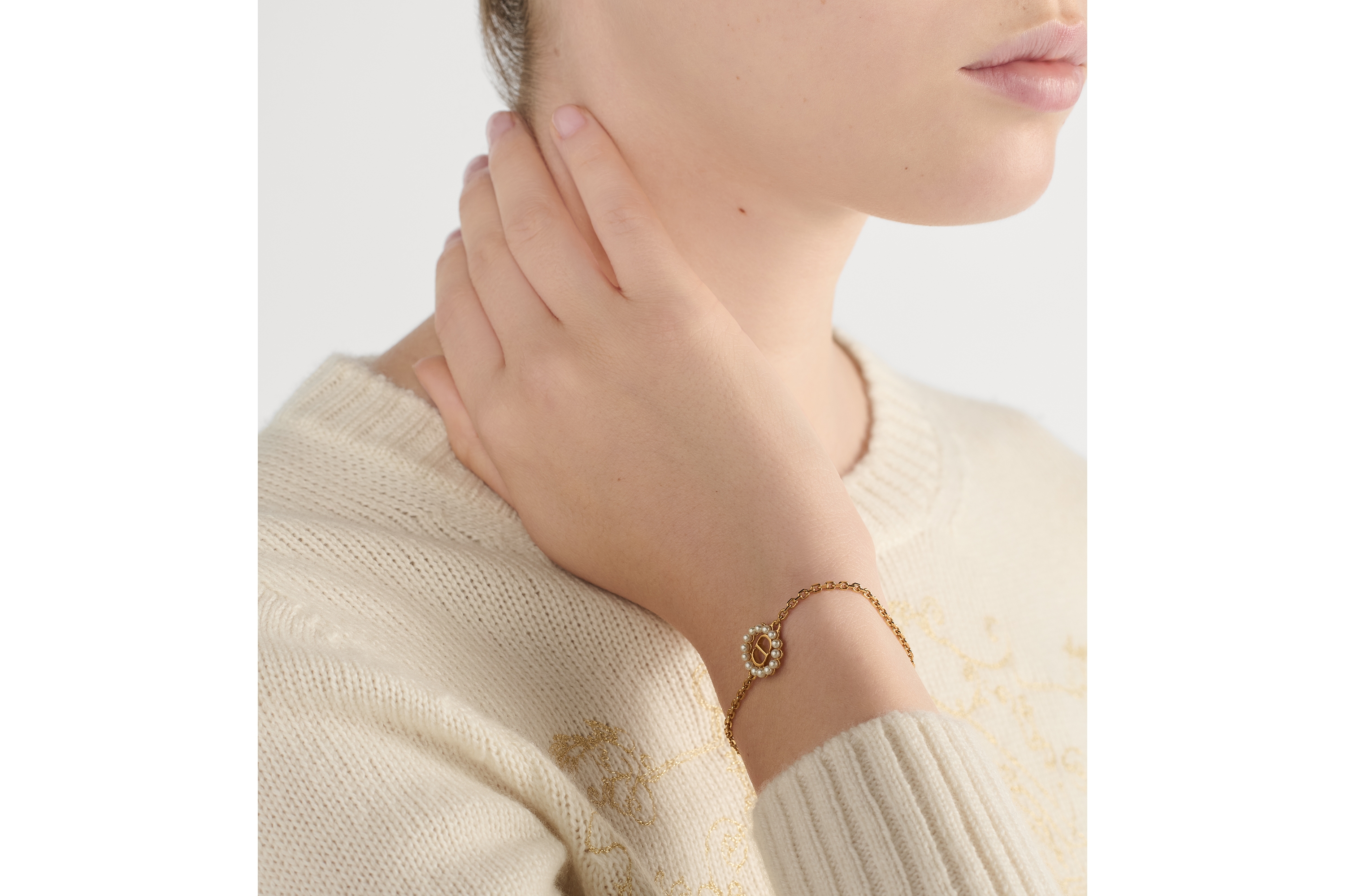 Petit CD Circle 手链 金色饰面金属和白色树脂珠饰 E11